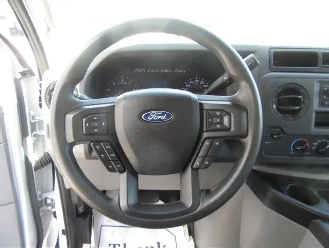 Ford E-450 снимка Ford E-450