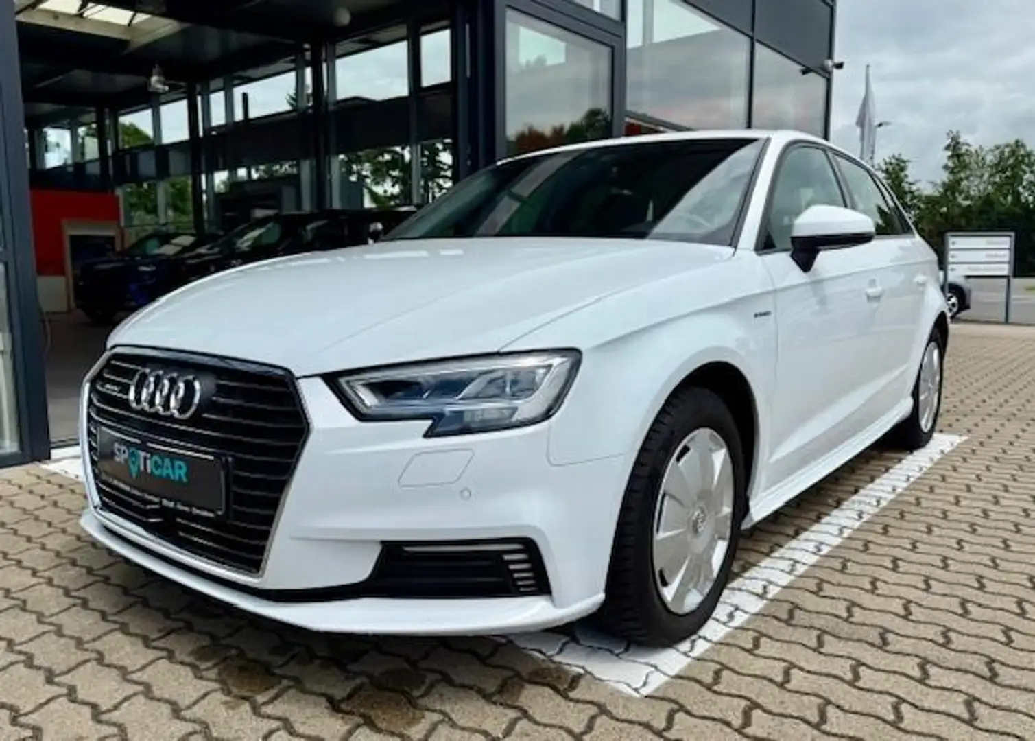 Audi A3 1,4 TFSI Sportback e-tron Білий - 2