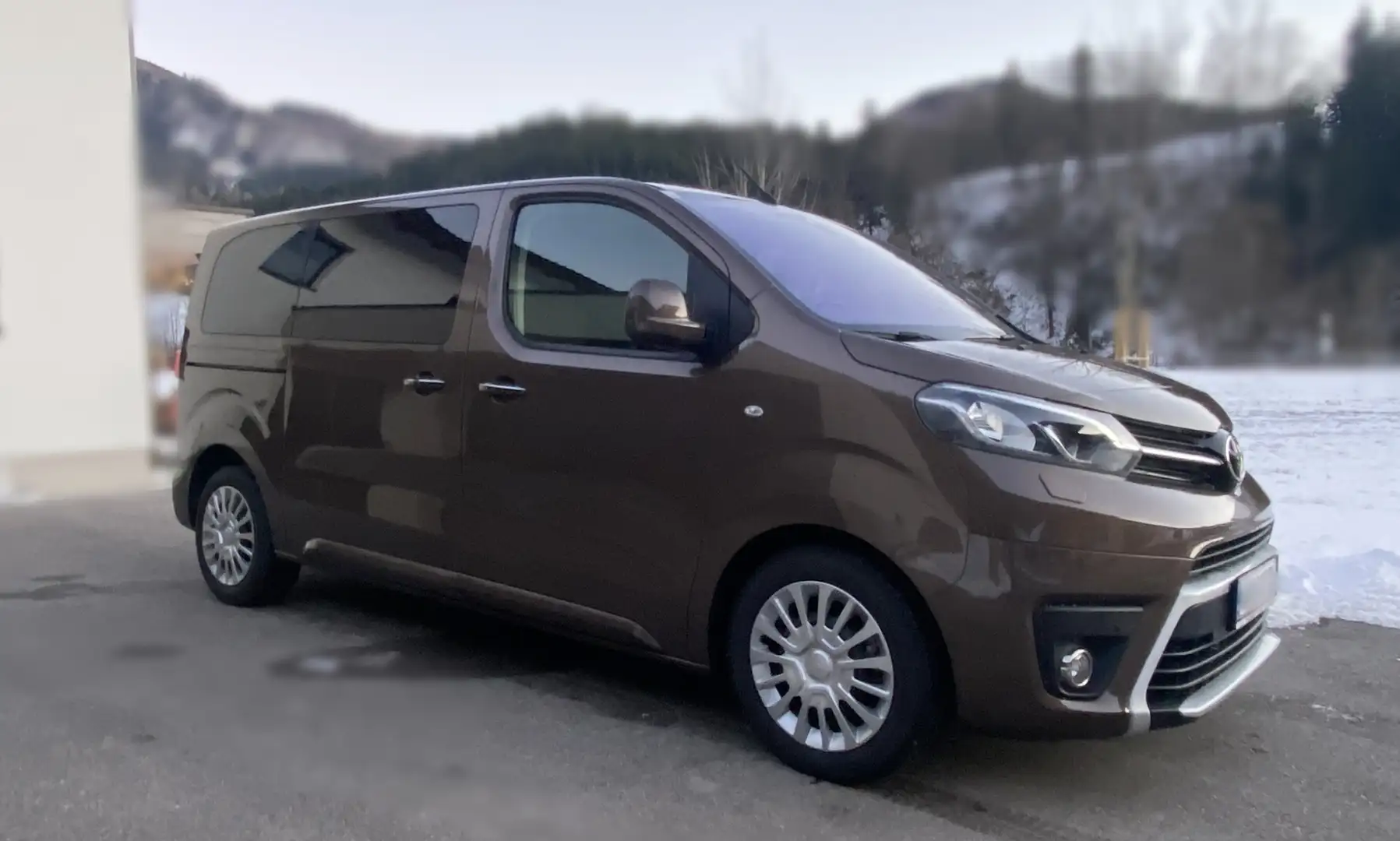 Toyota Proace Proace Verso 2,0 D 150 Medium Family Braun - 2