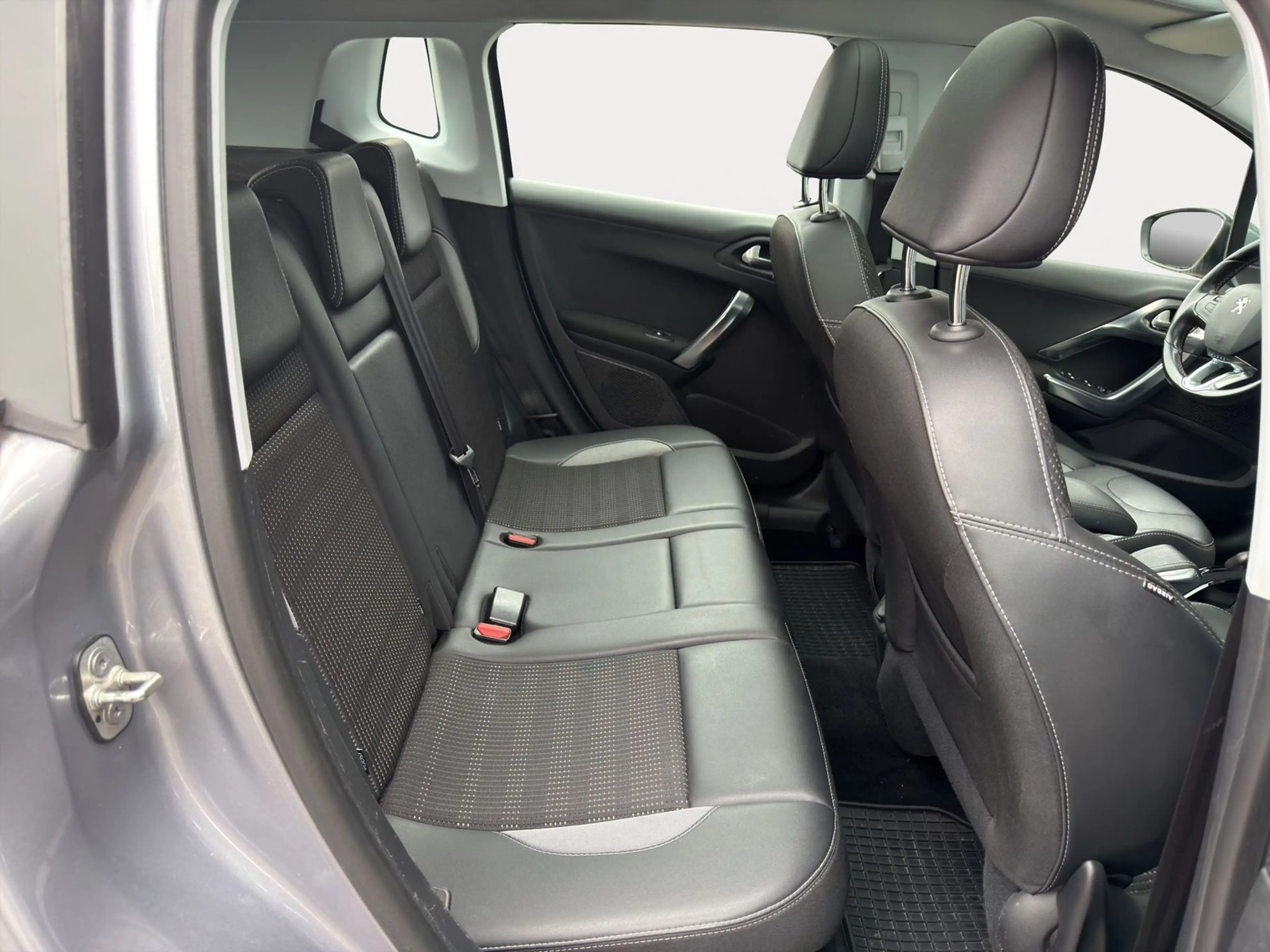 Peugeot 2008 1.2 PureTech 110 Allure AHK Pano — photo 13