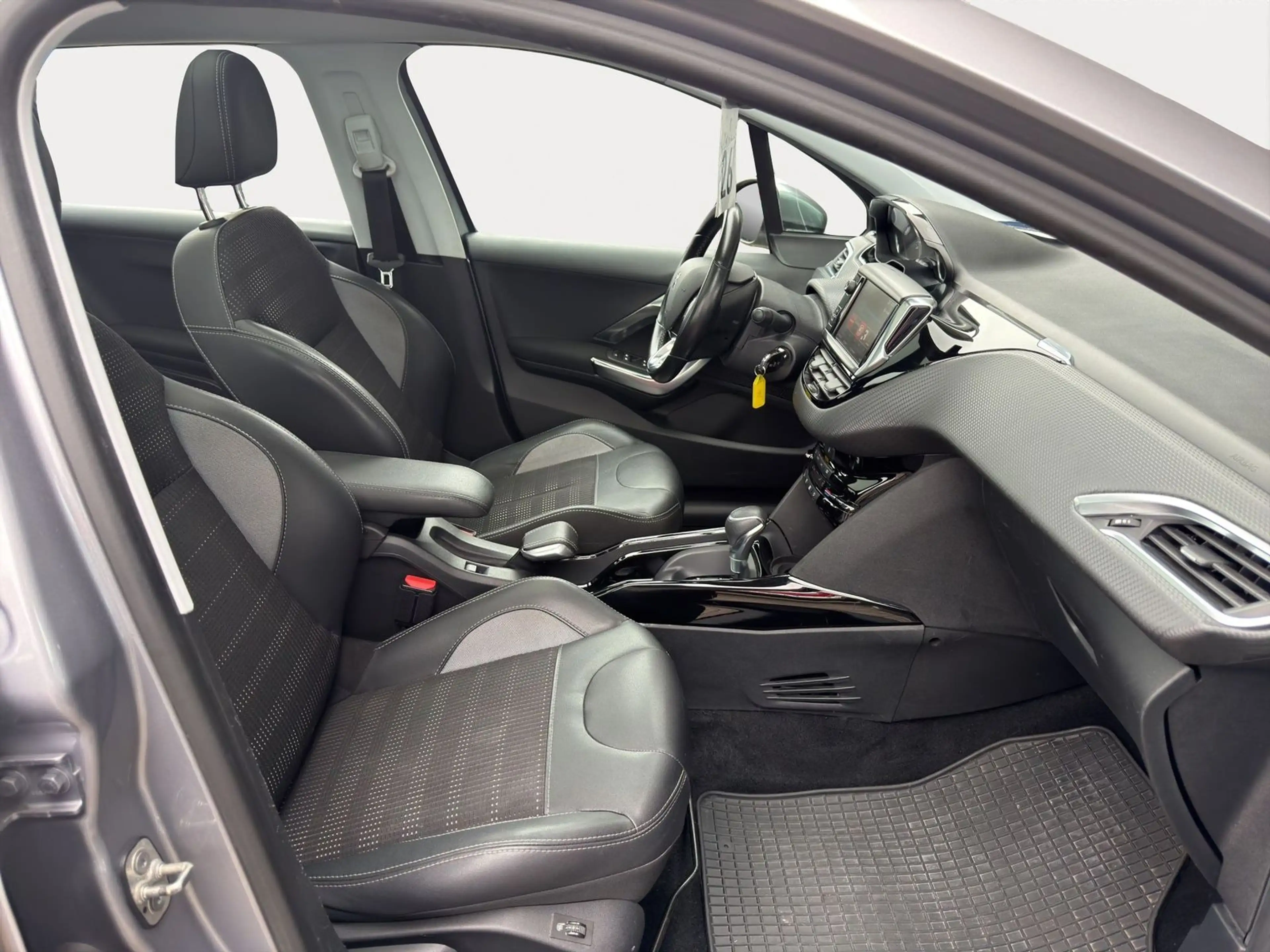Peugeot 2008 1.2 PureTech 110 Allure AHK Pano — photo 12