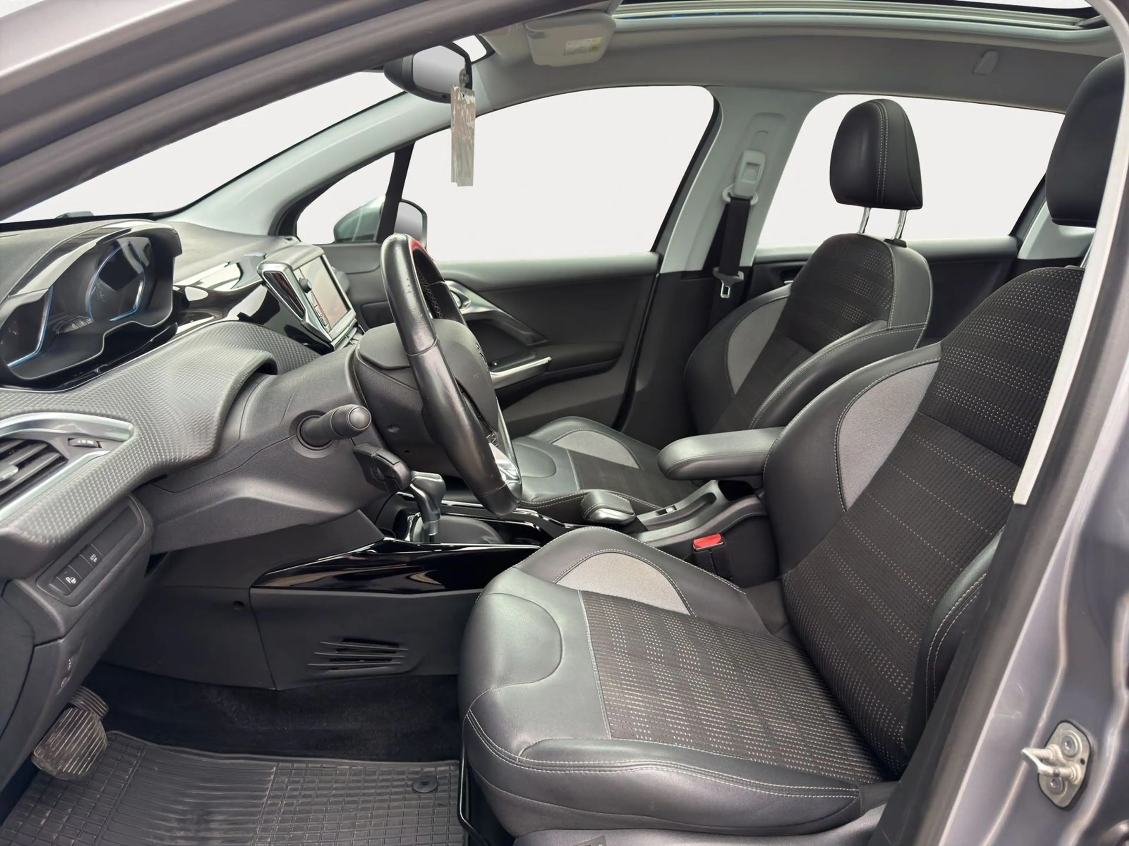Peugeot 2008 1.2 PureTech 110 Allure AHK Pano — photo 7