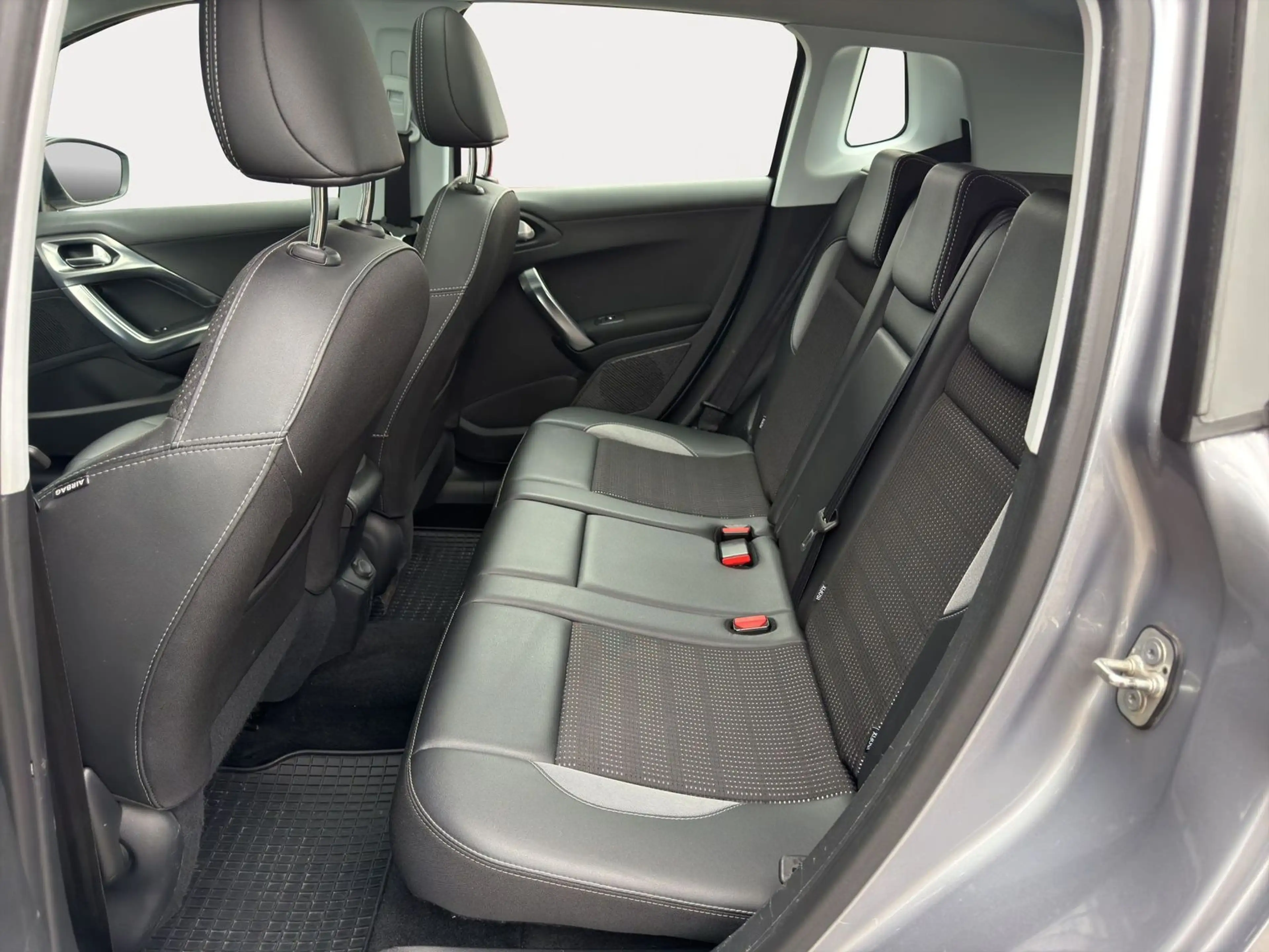 Peugeot 2008 1.2 PureTech 110 Allure AHK Pano — photo 10