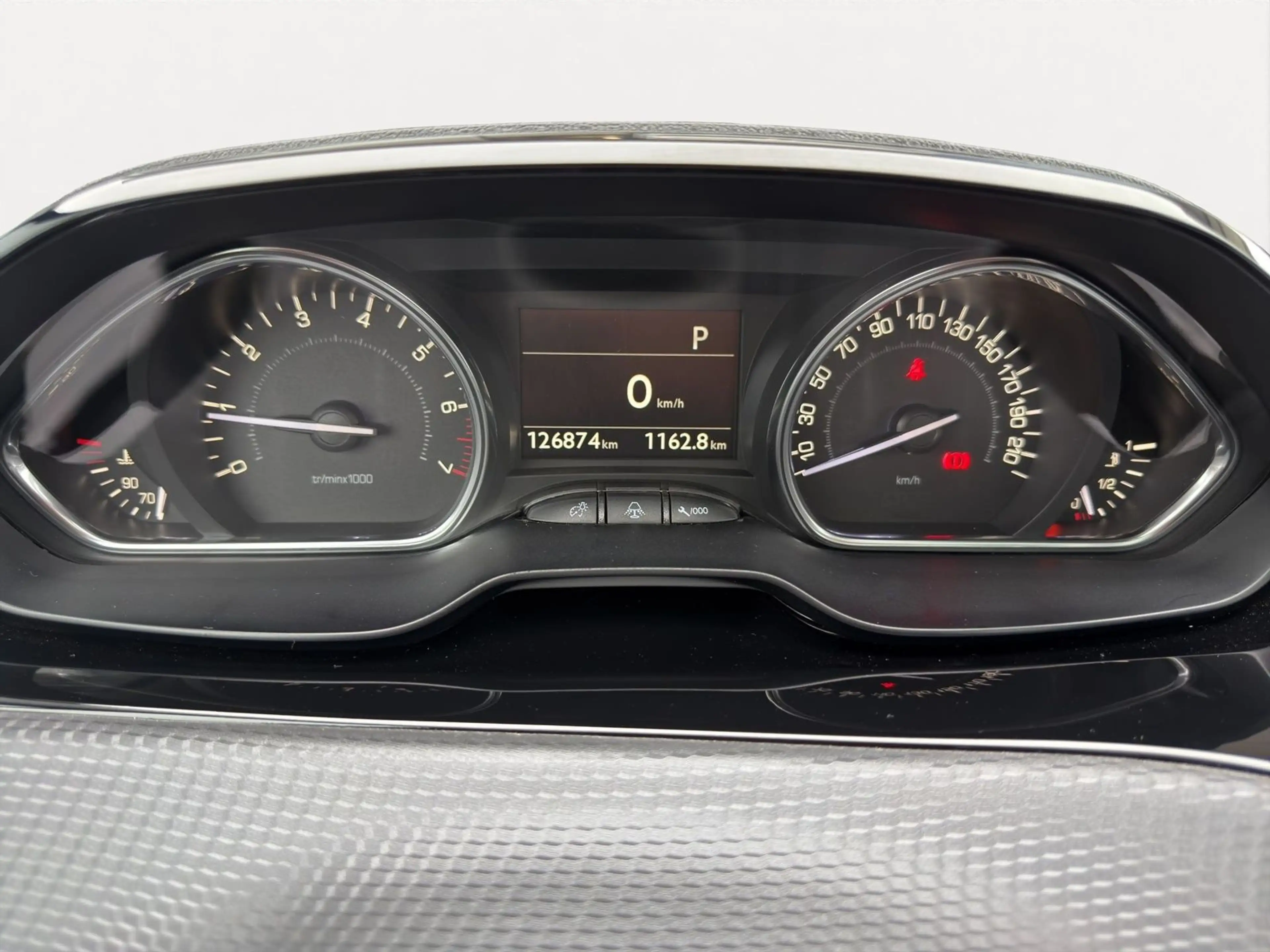 Peugeot 2008 1.2 PureTech 110 Allure AHK Pano — photo 9