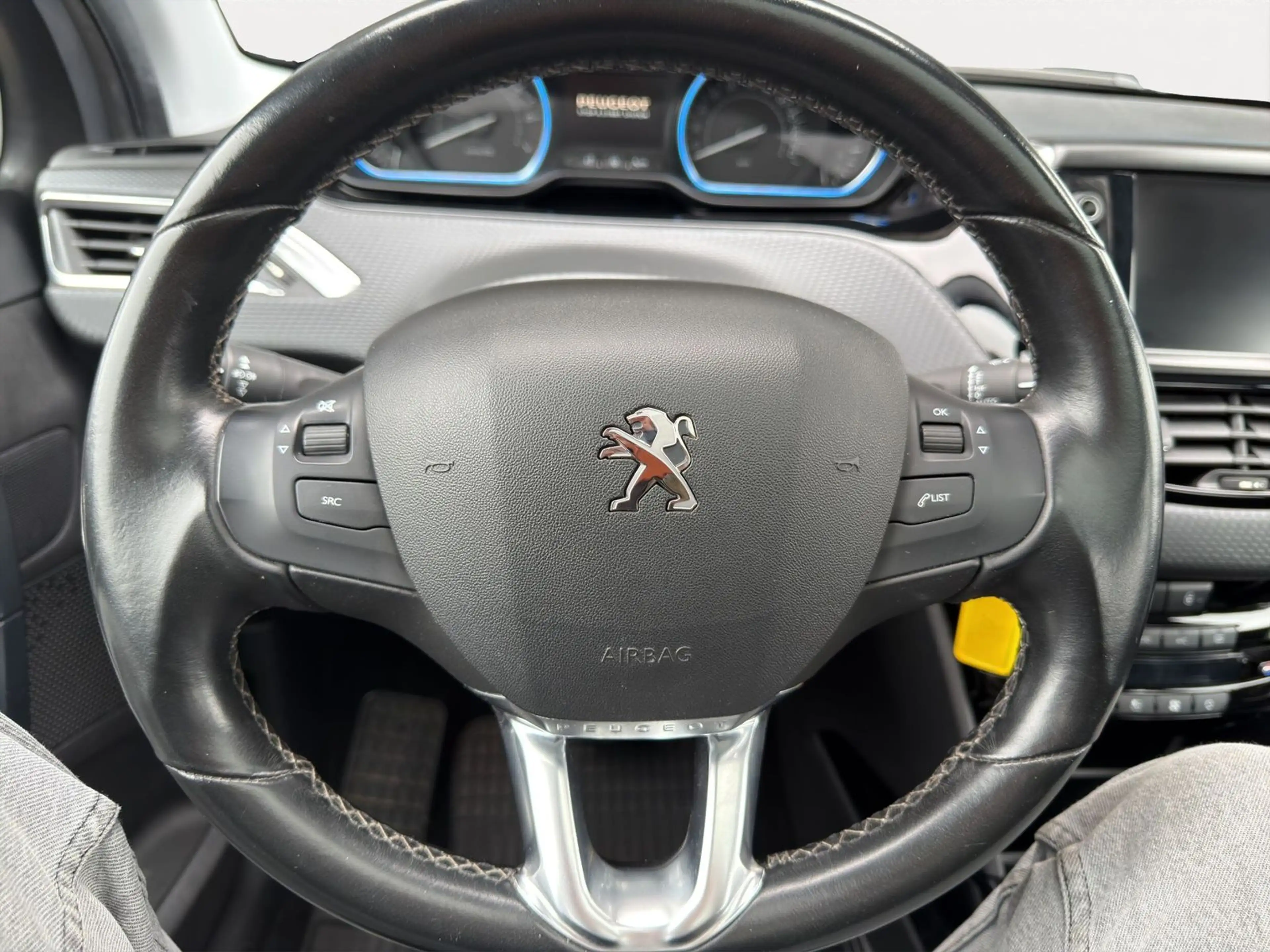 Peugeot 2008 1.2 PureTech 110 Allure AHK Pano — photo 8