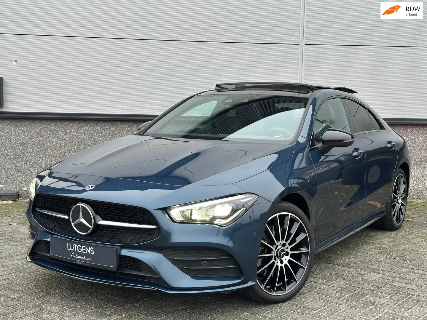 Mercedes-Benz CLA 250 e Amg line Pano Nightpakket sfeerverlichting Blauw - 1