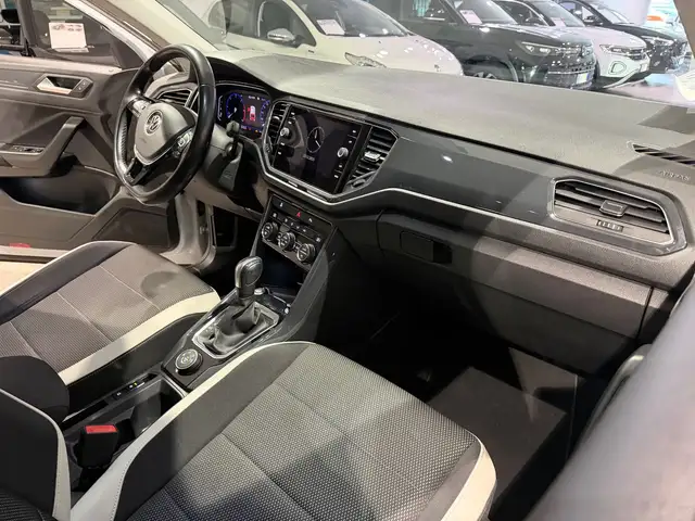 Volkswagen T-Roc view 11