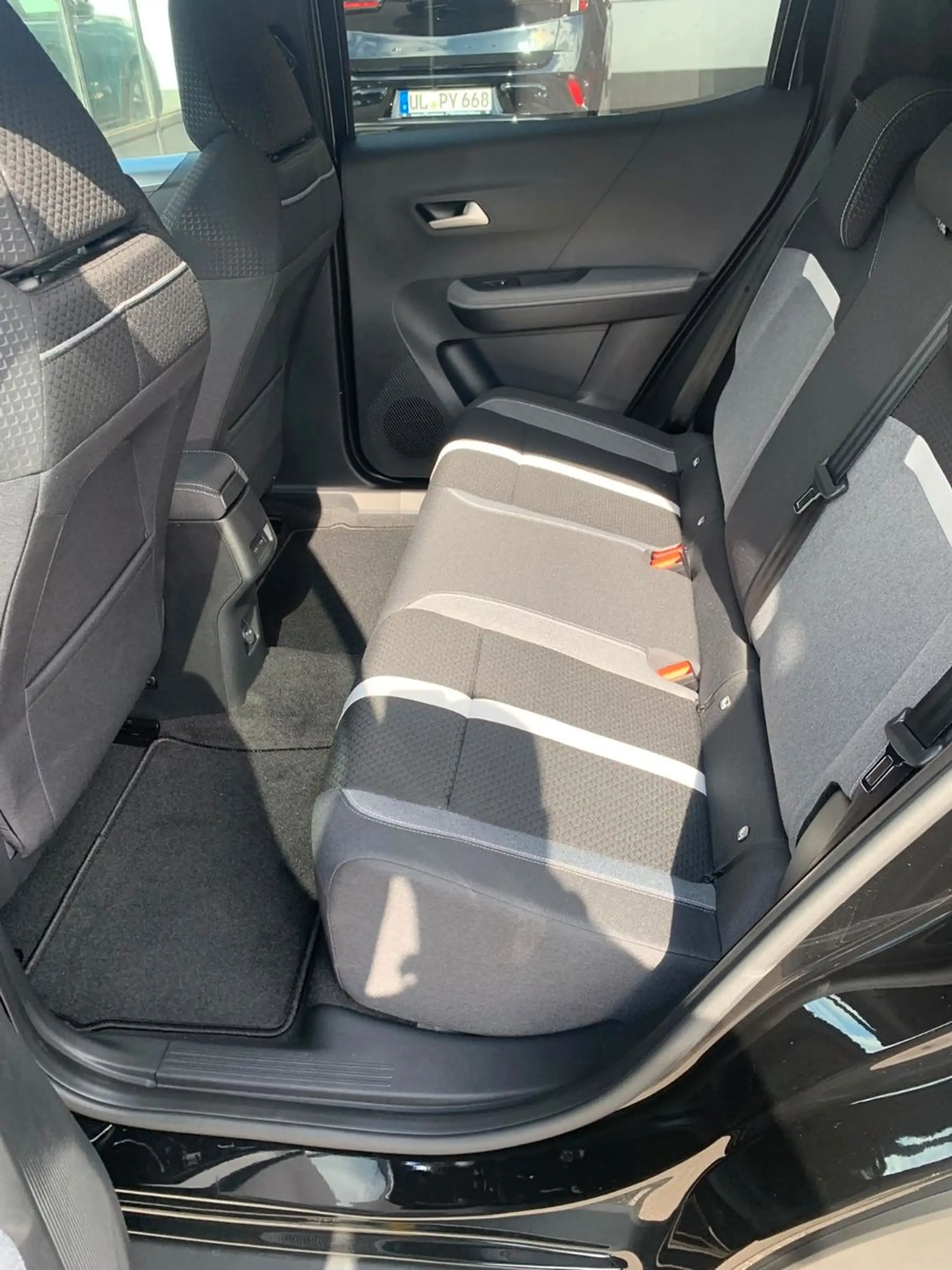 Opel Frontera Electric Ultimate 83 kW Extended Range — photo 12