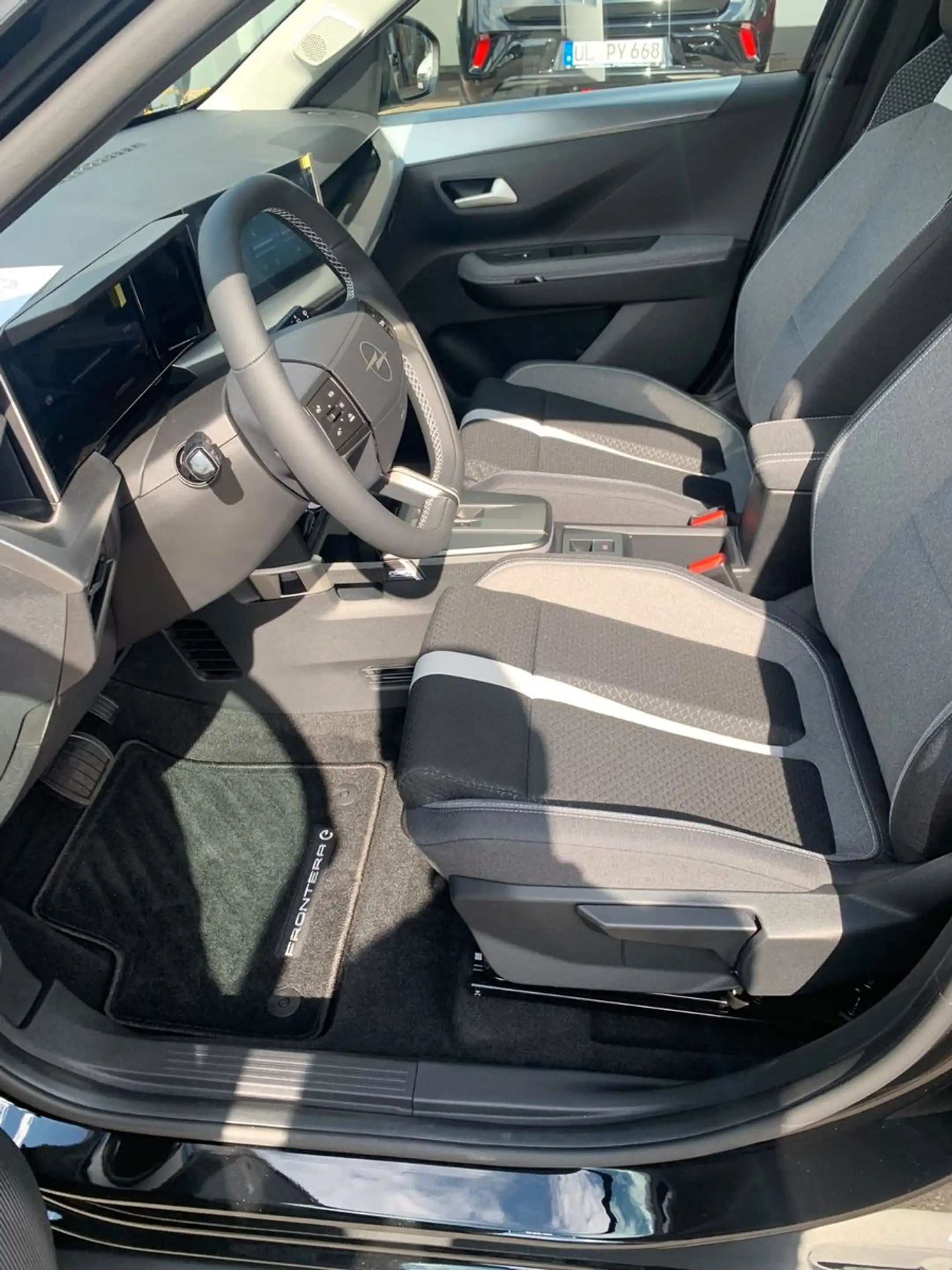 Opel Frontera Electric Ultimate 83 kW Extended Range — photo 11
