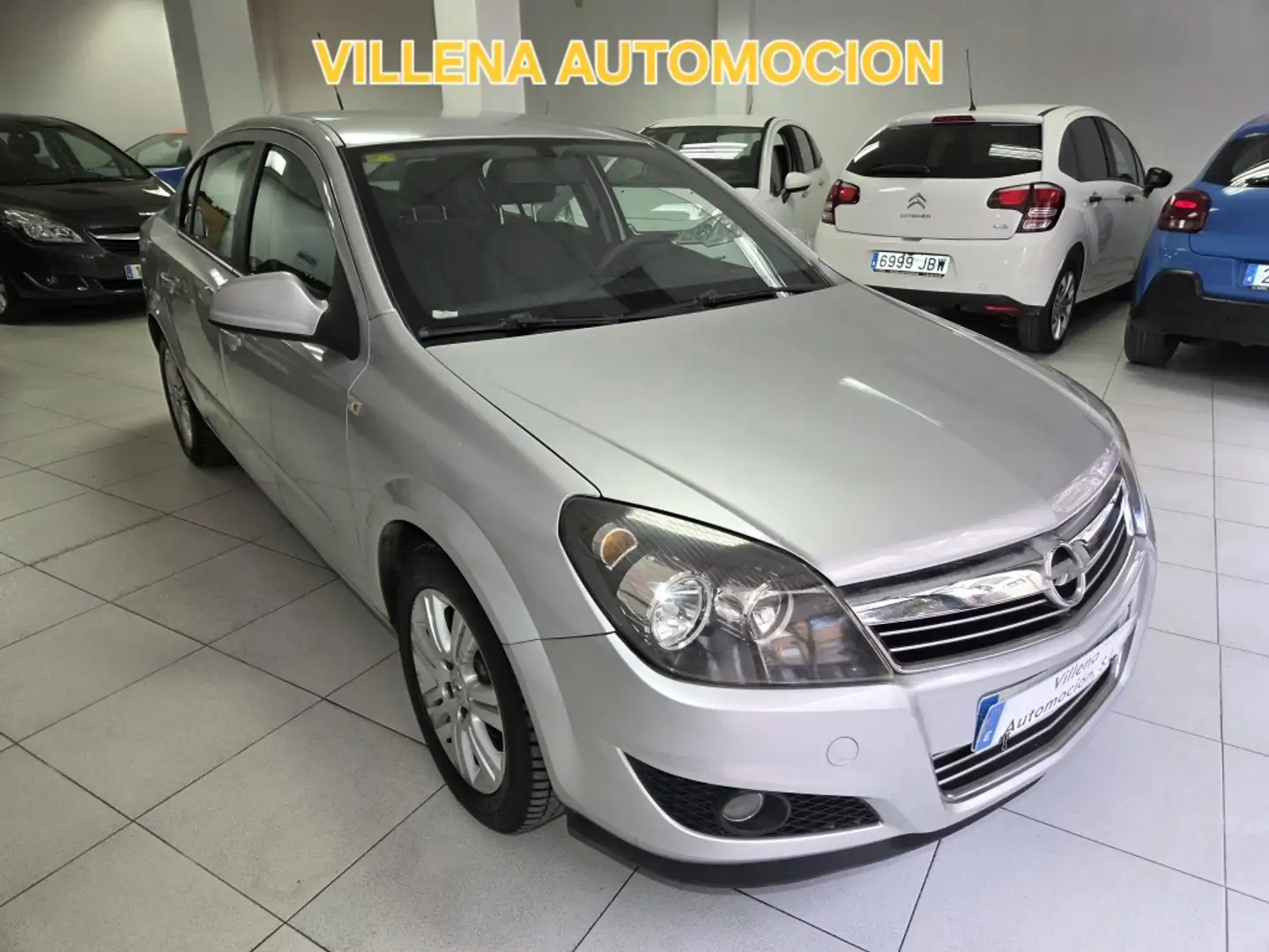 Opel Astra 1.7CDTi Edition 110 Plateado - 1