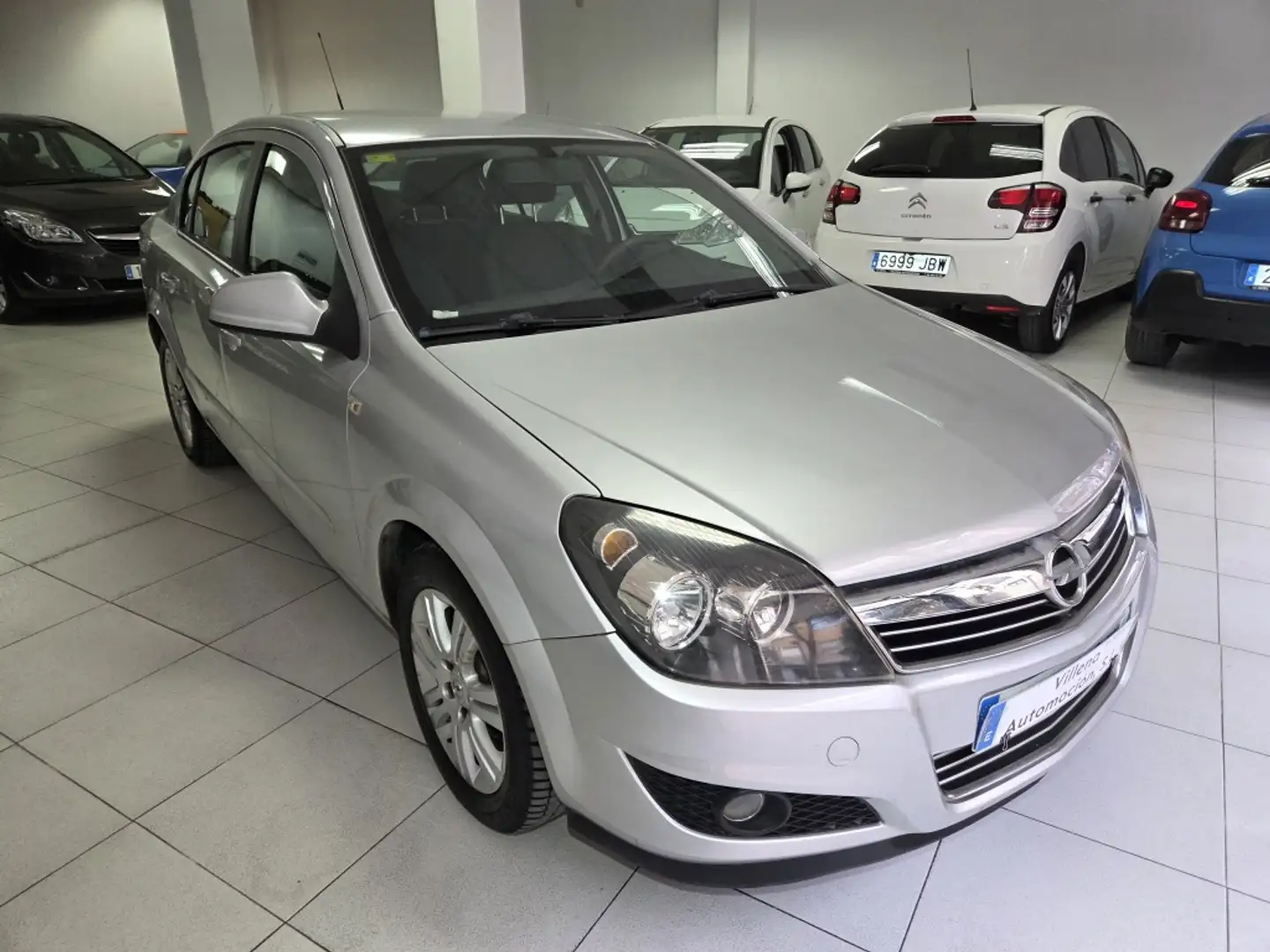 Opel Astra 1.7CDTi Edition 110 Plateado - 2