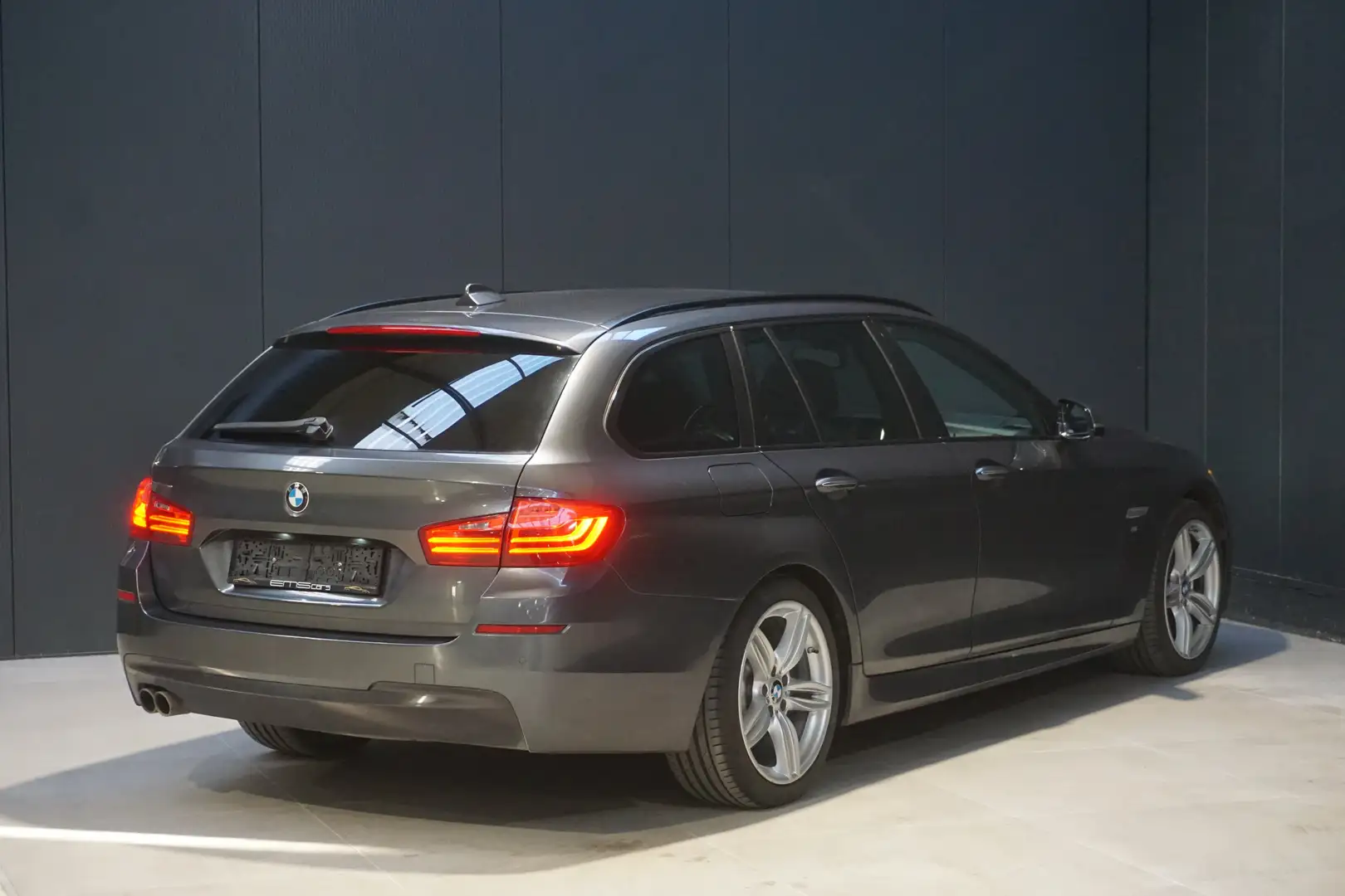 BMW 530 d Automaat- Xdrive- MPack- Navi- Xenon- Garantie! Grijs - 2