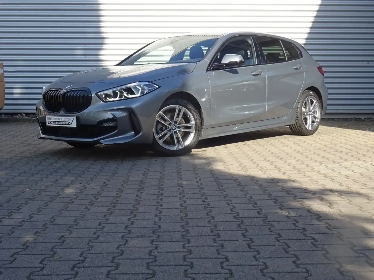 BMW 116 i Lim. M Sport LivePro HuD Kamera HiFi Grau - 2