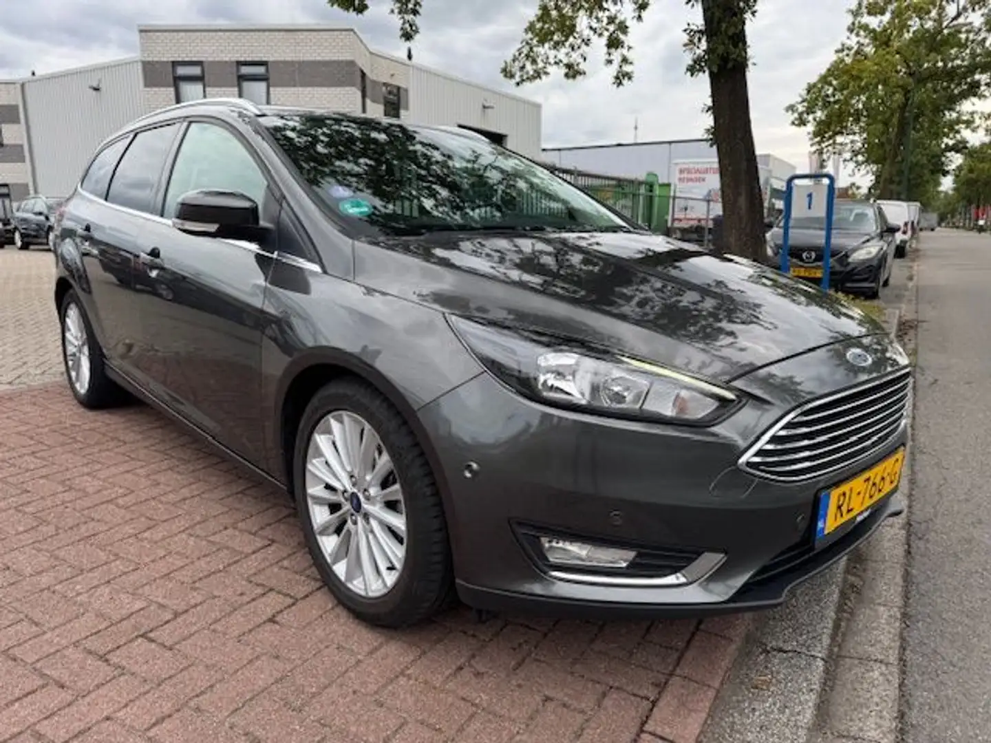 Ford Focus Wagon 1.0 125pk Titanium 162.000km Airco/ECC,Cruis Grijs - 1