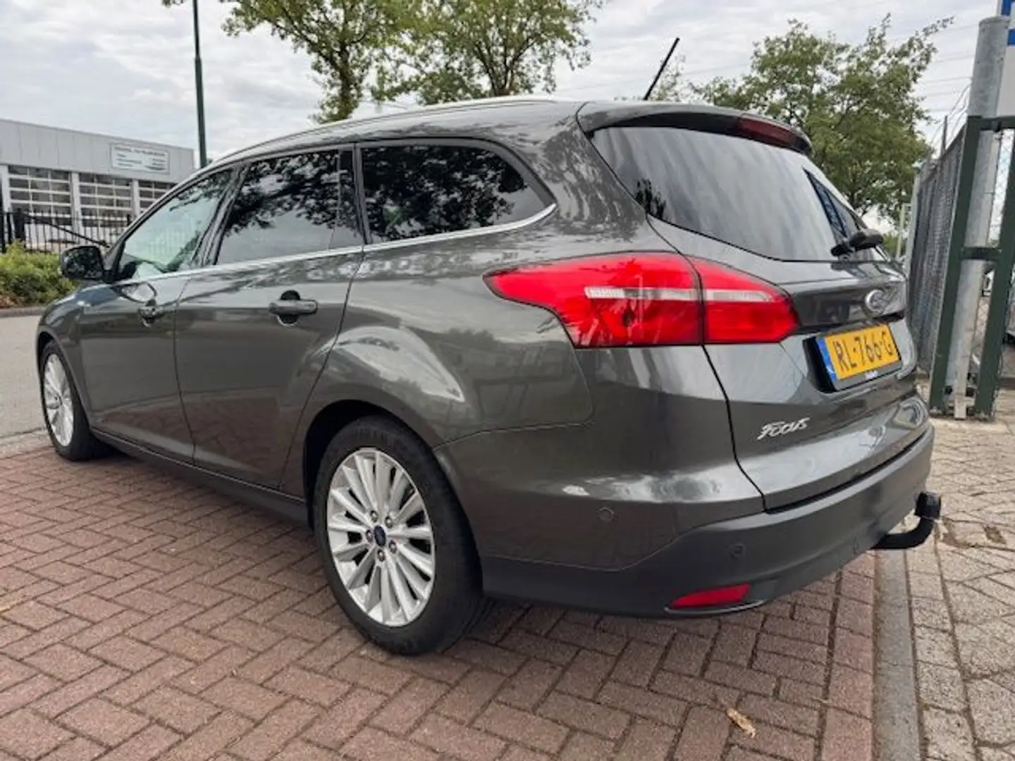 Ford Focus Wagon 1.0 125pk Titanium 162.000km Airco/ECC,Cruis Grijs - 2