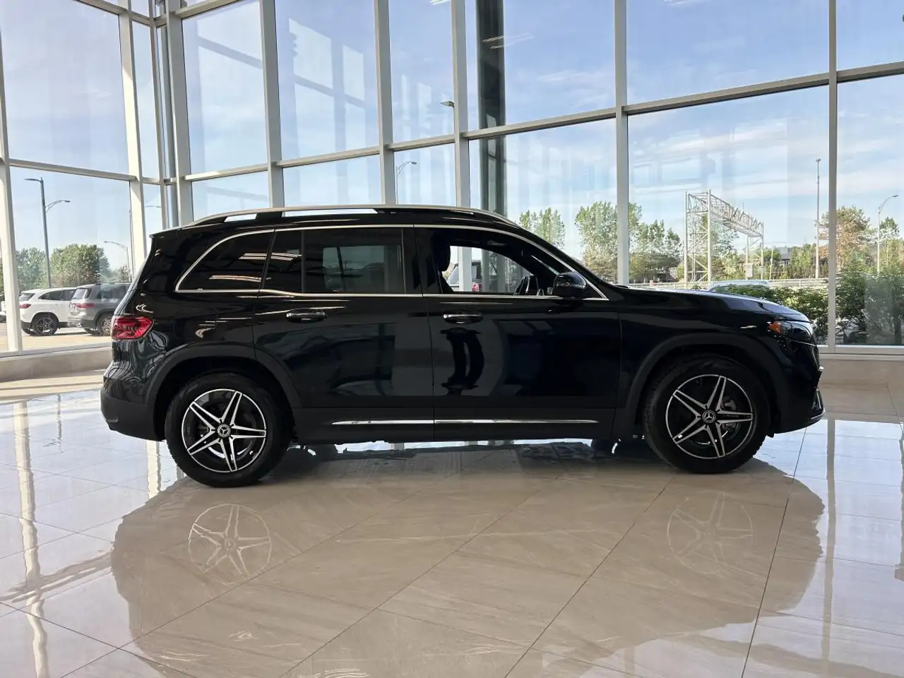 Mercedes-Benz EQB снимка Mercedes-Benz EQB