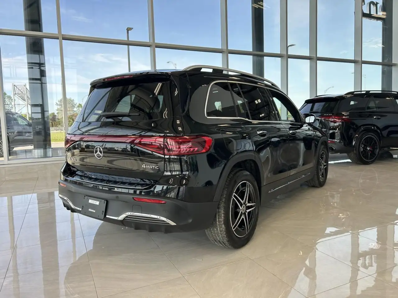 Mercedes-Benz EQB снимка Mercedes-Benz EQB