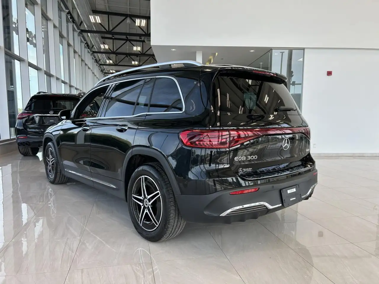 Mercedes-Benz EQB снимка Mercedes-Benz EQB