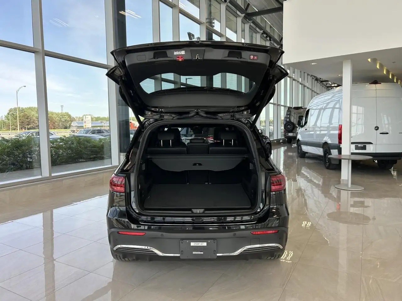 Mercedes-Benz EQB снимка Mercedes-Benz EQB