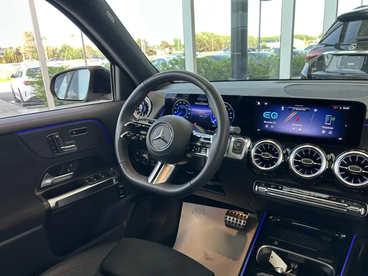 Mercedes-Benz EQB снимка Mercedes-Benz EQB