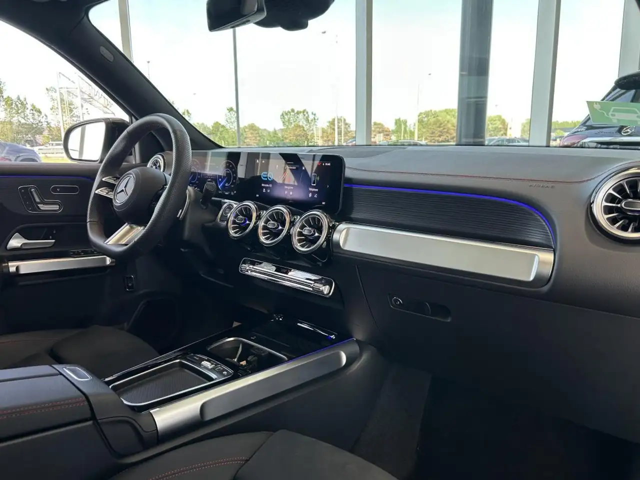 Mercedes-Benz EQB снимка Mercedes-Benz EQB