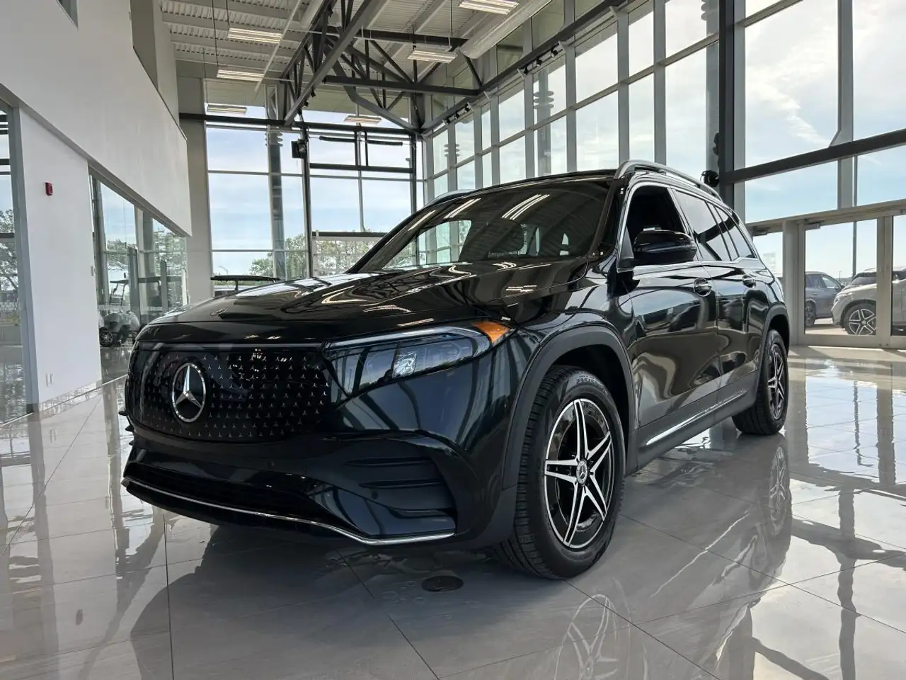 Mercedes-Benz EQB снимка Mercedes-Benz EQB