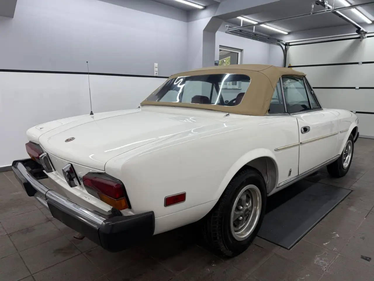 Fiat 124 Spider 2.0 Automatik/H-Kenzeiche/Verdeck-Neu, foto 6