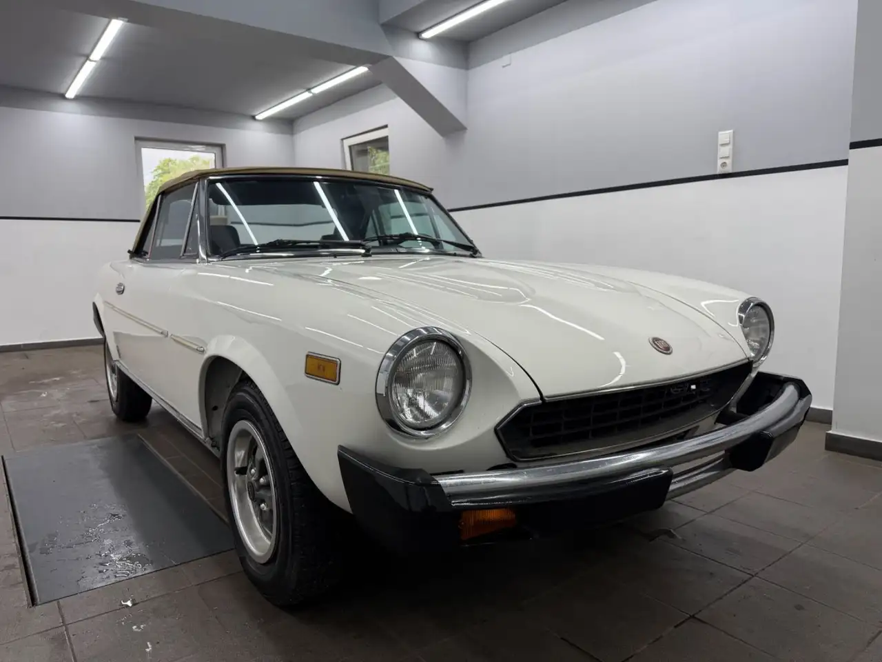 Fiat 124 Spider 2.0 Automatik/H-Kenzeiche/Verdeck-Neu, foto 2