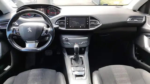Peugeot 308 view 11