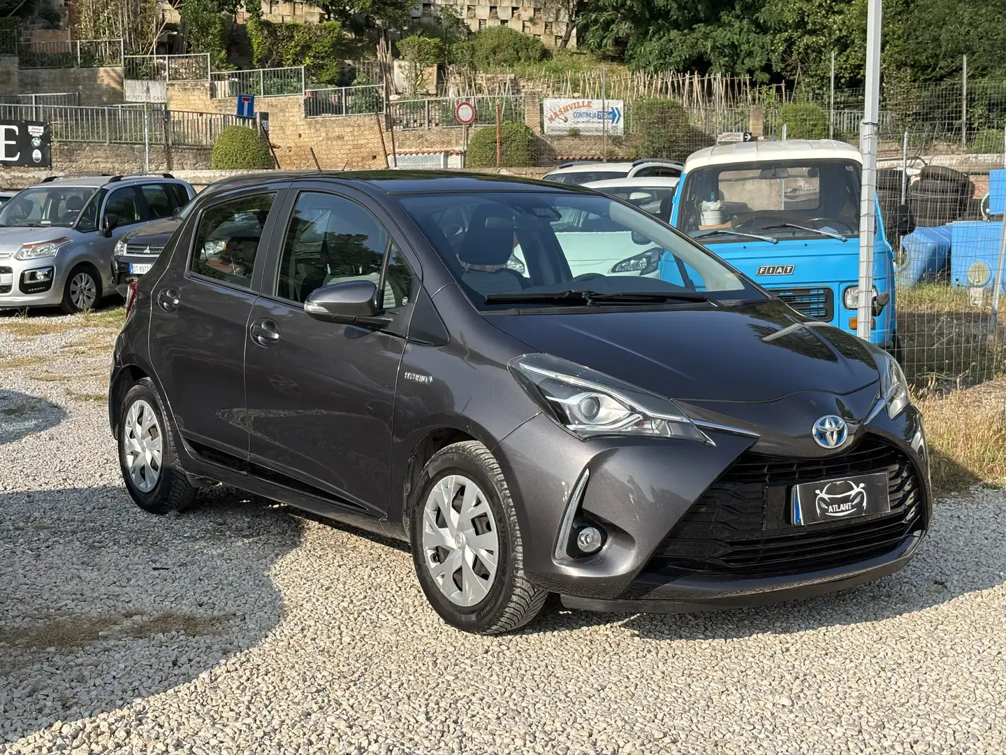 Toyota Yaris 5p 1.5h Team Gris - 1