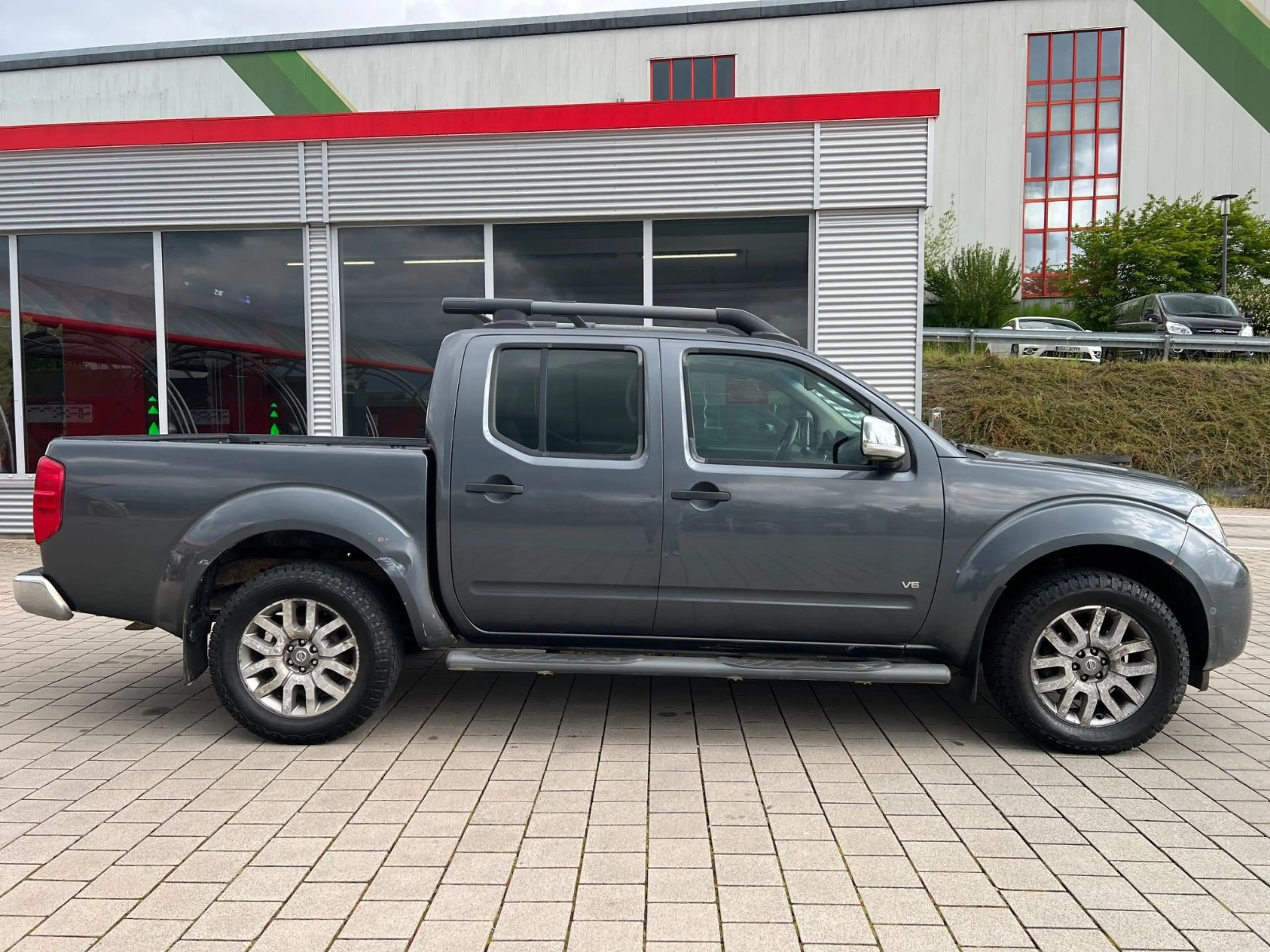 Nissan Navara Pickup Double Cab LE V6 4X4*NAVI*R-CAM*LM — photo 12