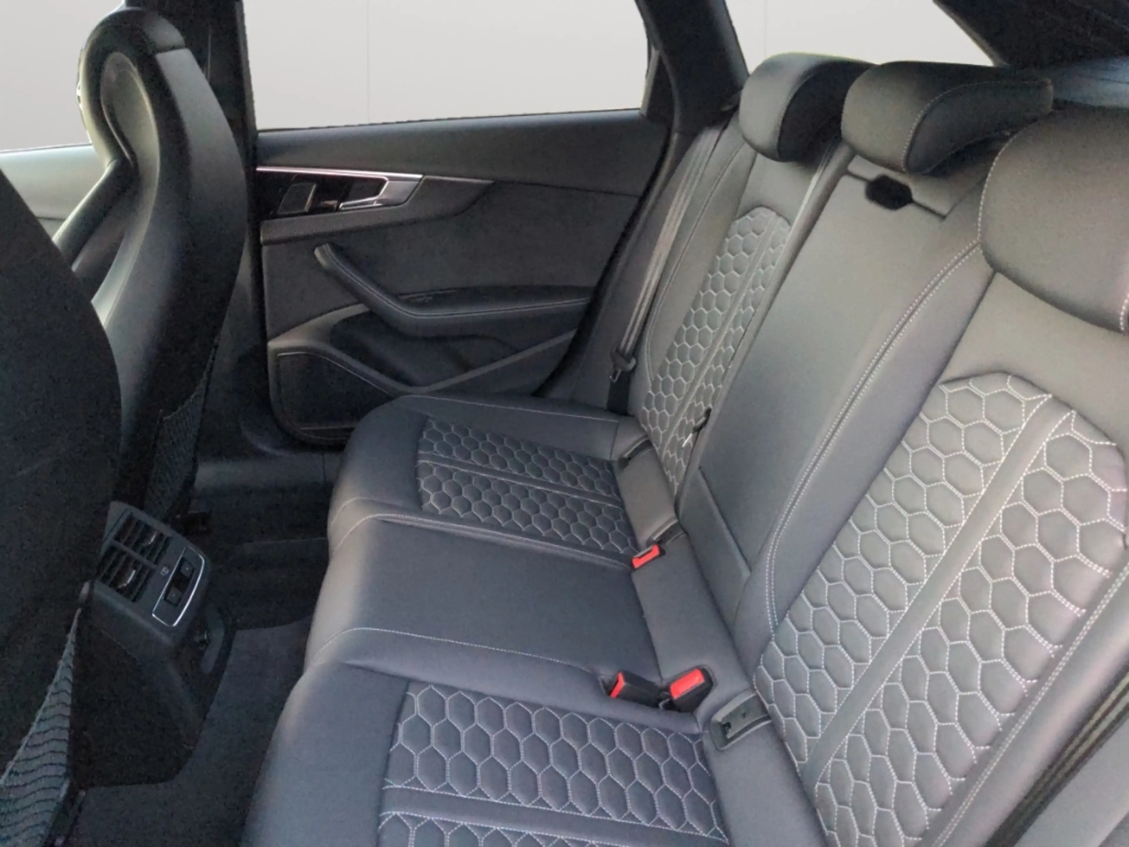 Audi RS4 Avant TFSI quattro Matrix Navi HUD B&O Rear View S — photo 14