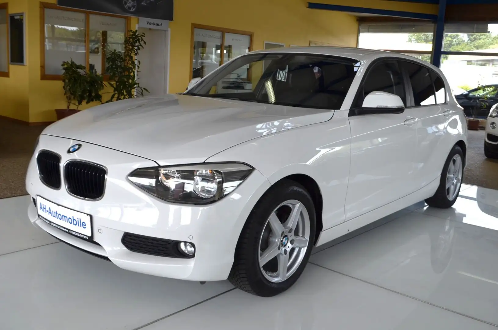 BMW 116 i Lim. 5-trg. KLIMAAUTO./ TEMPOMAT / 92TKM Weiß - 1