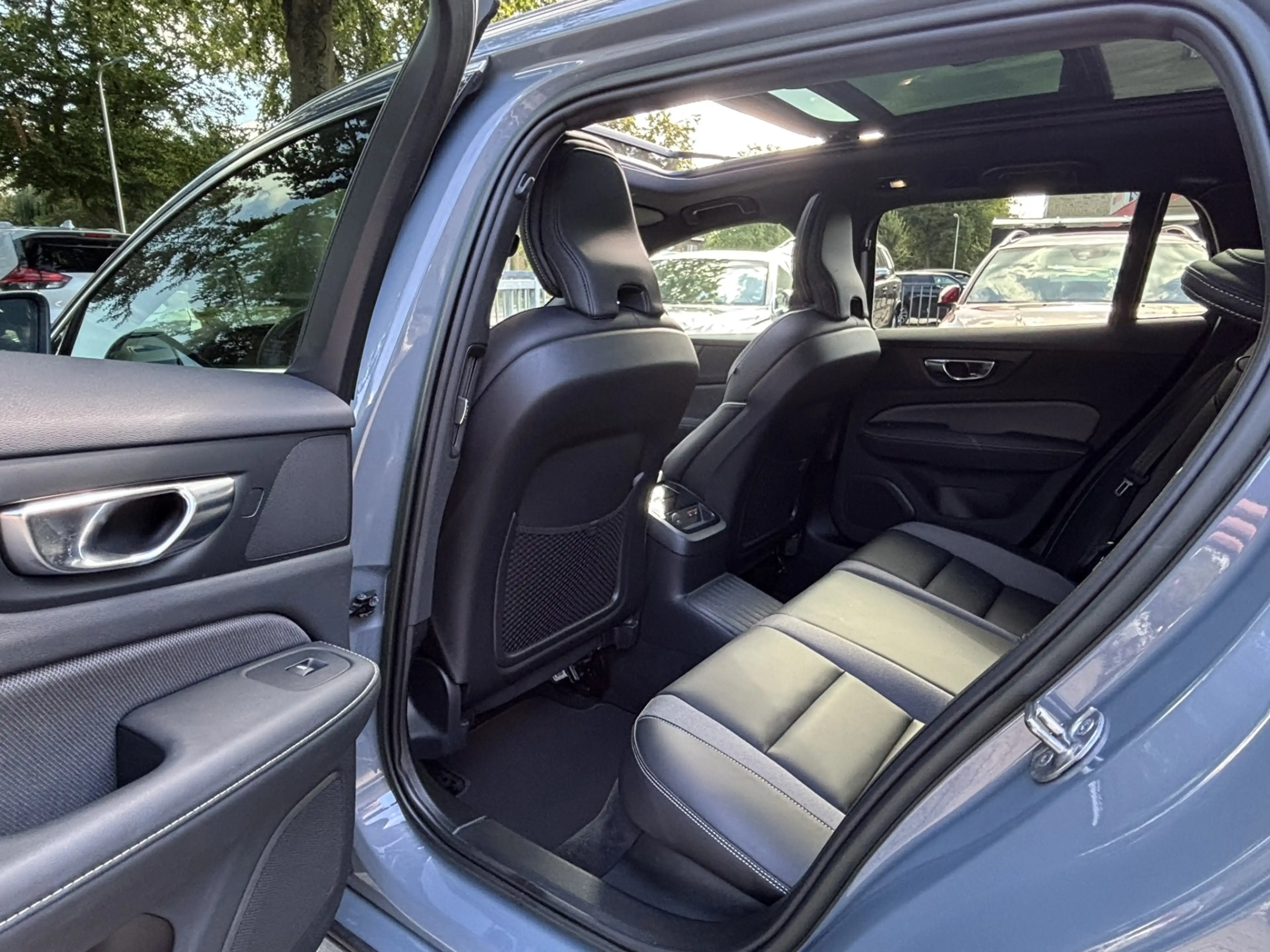 Volvo V60 T8 455pk AWD Ultimate Bright Pano Keyless HeadUp — photo 9