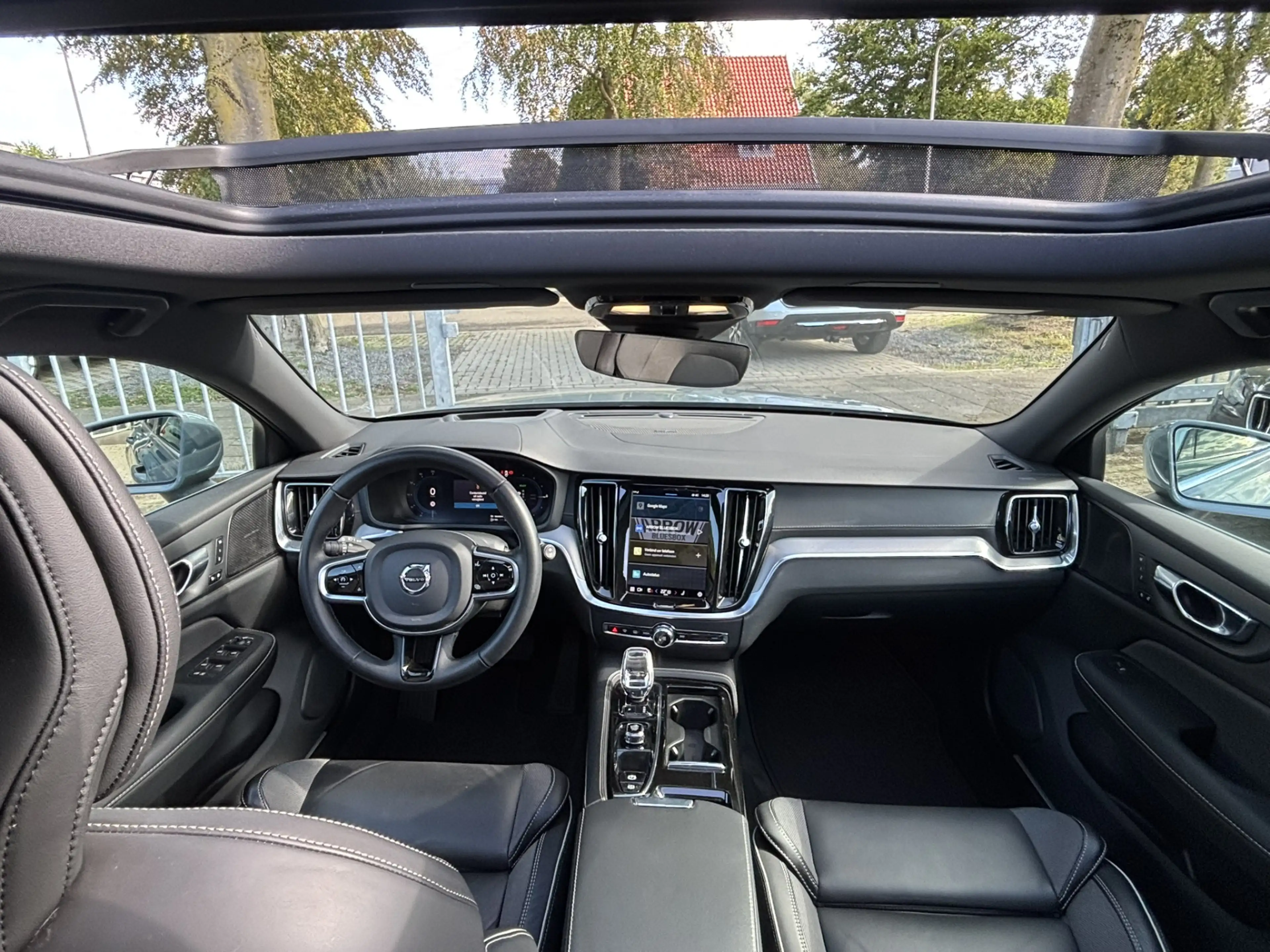 Volvo V60 T8 455pk AWD Ultimate Bright Pano Keyless HeadUp — photo 2