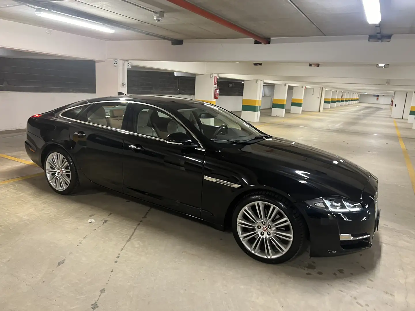 Jaguar XJ 3.0 td V6 Premium Luxury 300cv auto my 2018 - 1