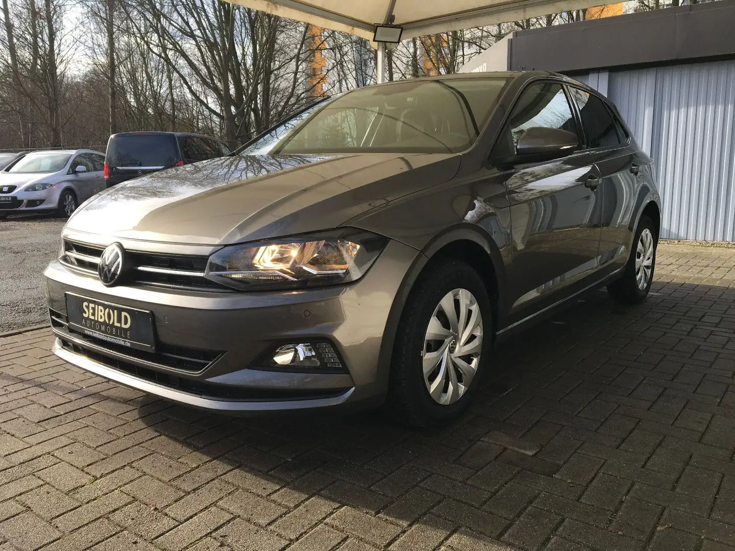 Volkswagen Polo VI 1.6 United Autom/Klimatr/Shz/Temp/DAB Grau - 1