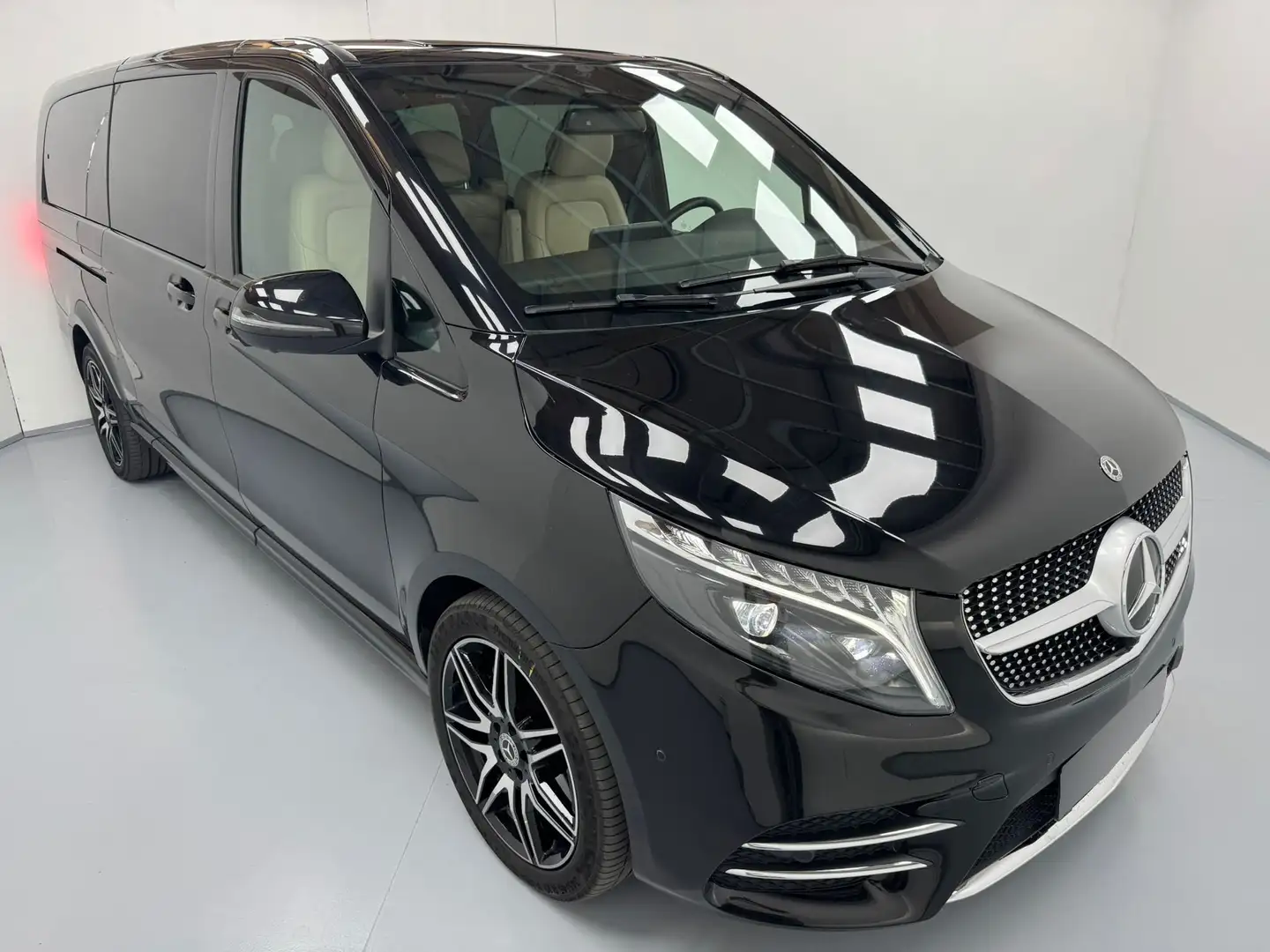 Mercedes-Benz V 300d EXTRALONG AVANTGARDE 8P AMG 4MATIC G-TRONIC Černá - 2