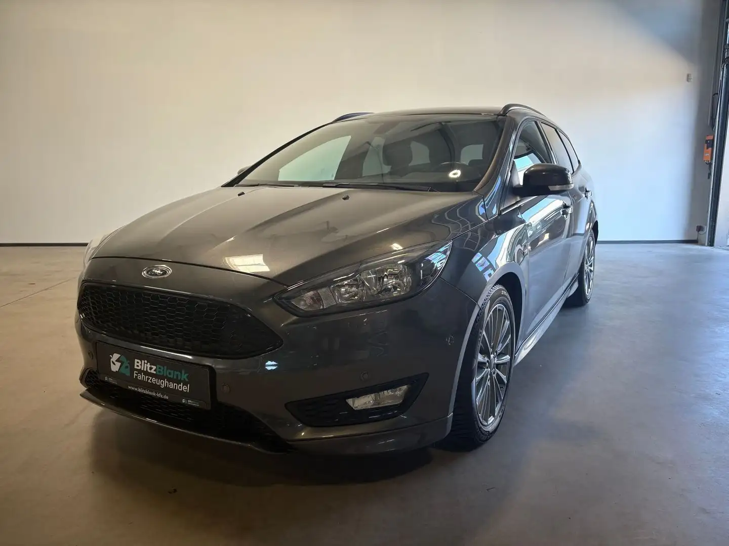 Ford Focus ST-Line NAVI CARPLAY KAMERA AHK SHZ Grijs - 1