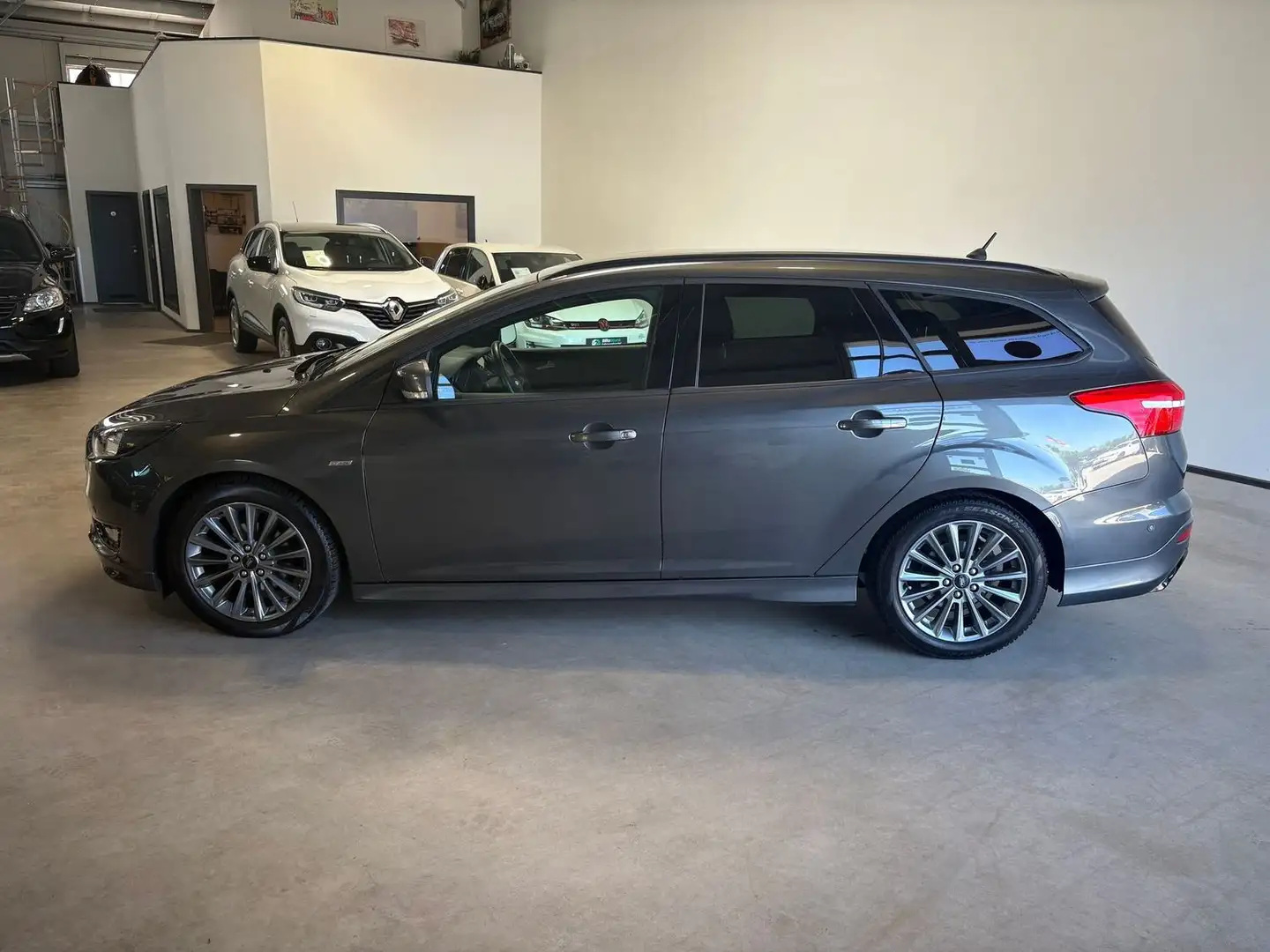 Ford Focus ST-Line NAVI CARPLAY KAMERA AHK SHZ Grijs - 2
