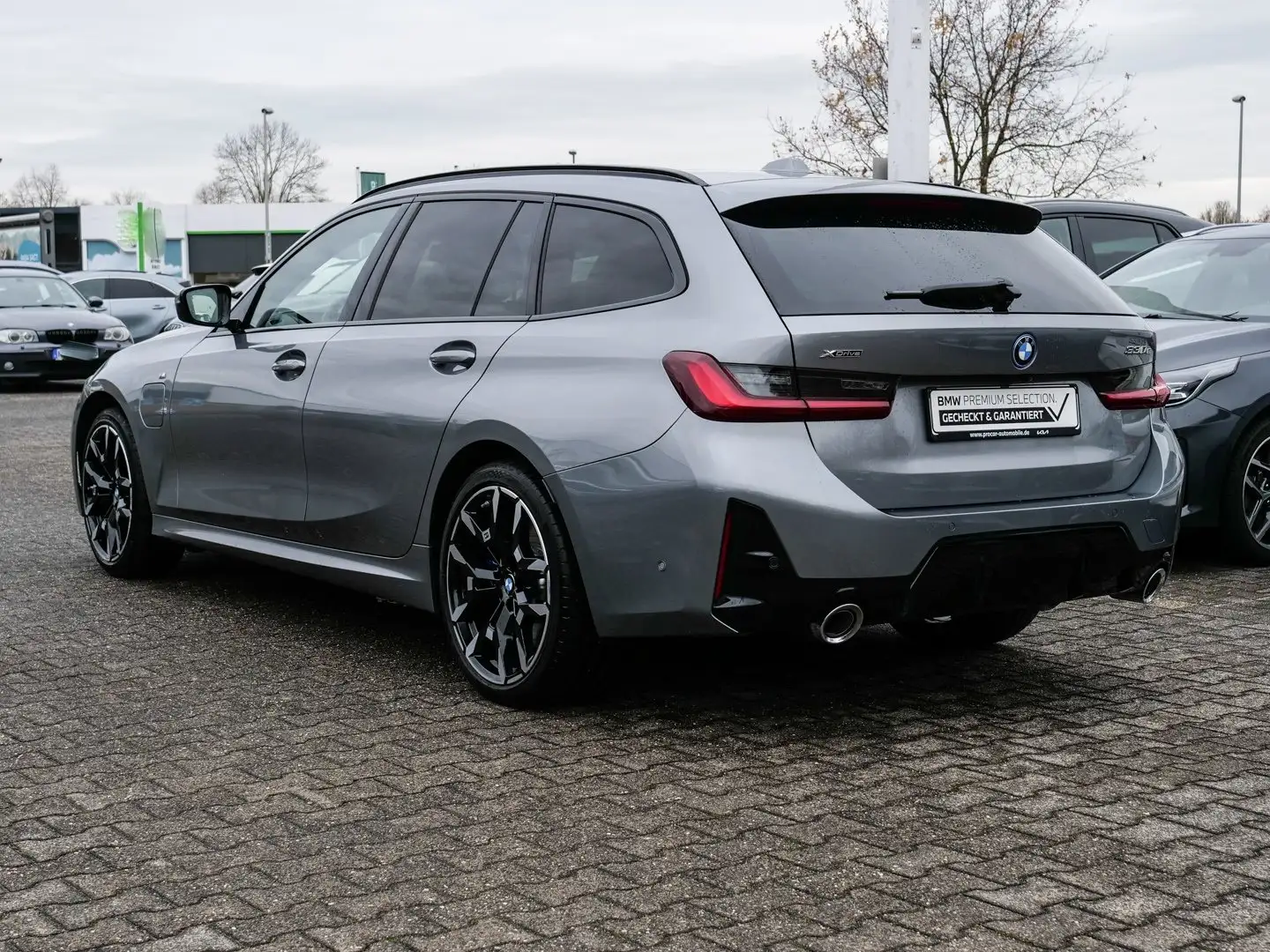 BMW 330 e xDrive Touring M-Sport AHK Pano DA Pro PA+ Grijs - 2