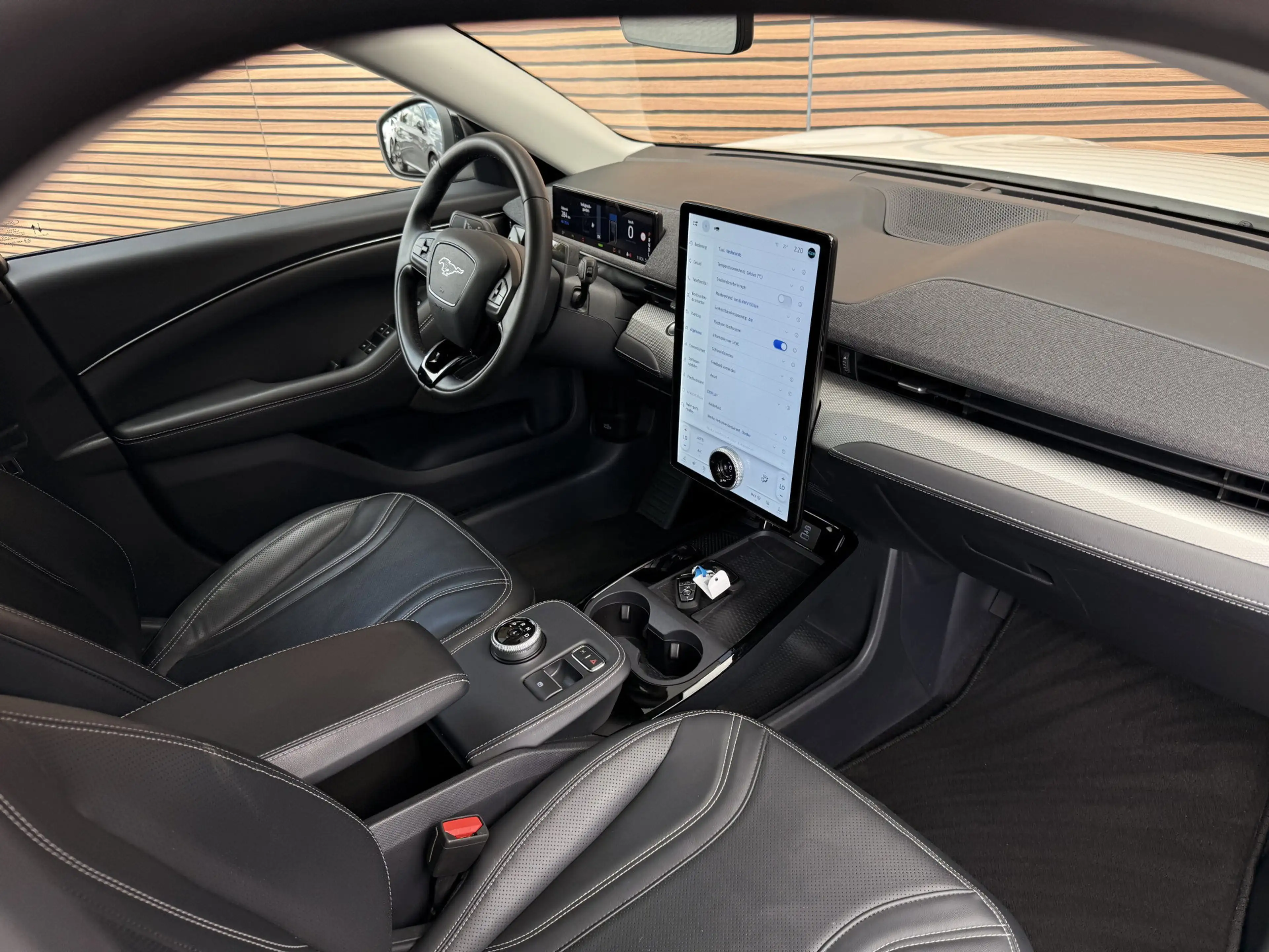 Ford Mustang Mach-E Standerd Range 76 kWh, Pano — photo 4