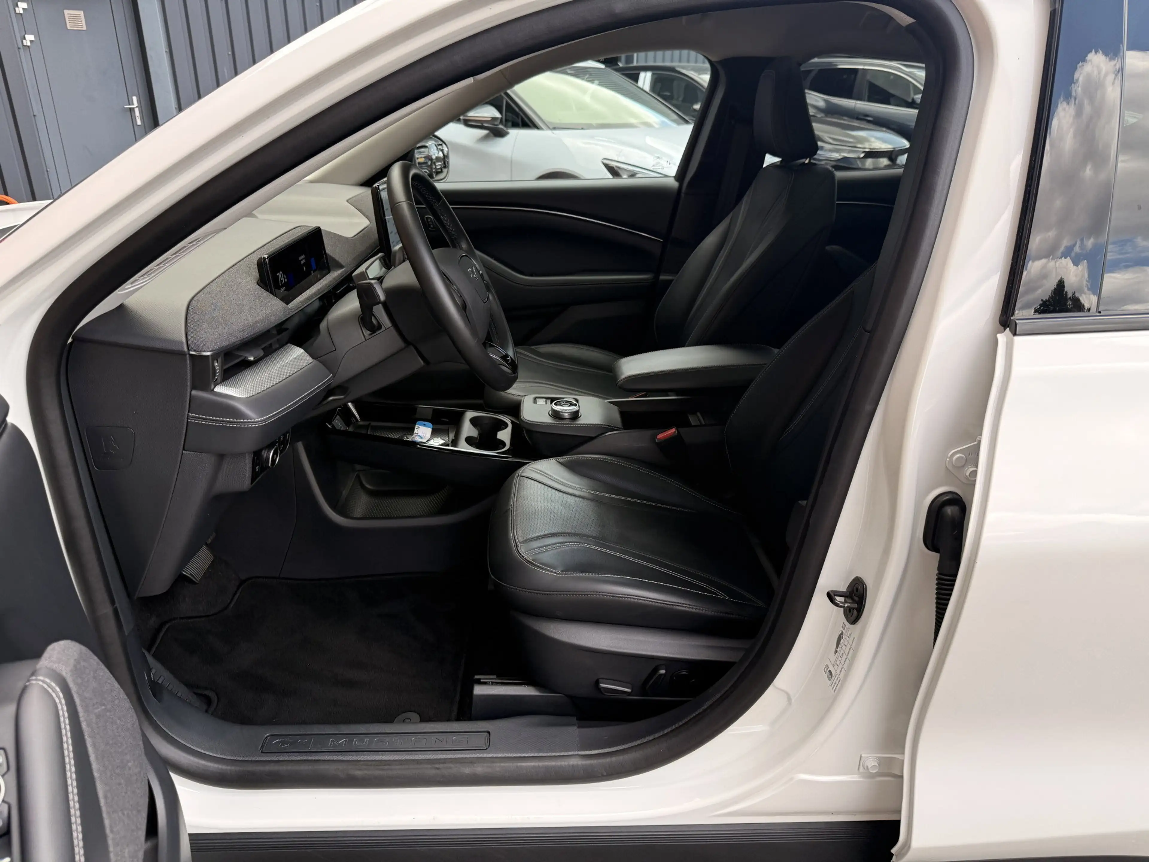 Ford Mustang Mach-E Standerd Range 76 kWh, Pano — photo 42