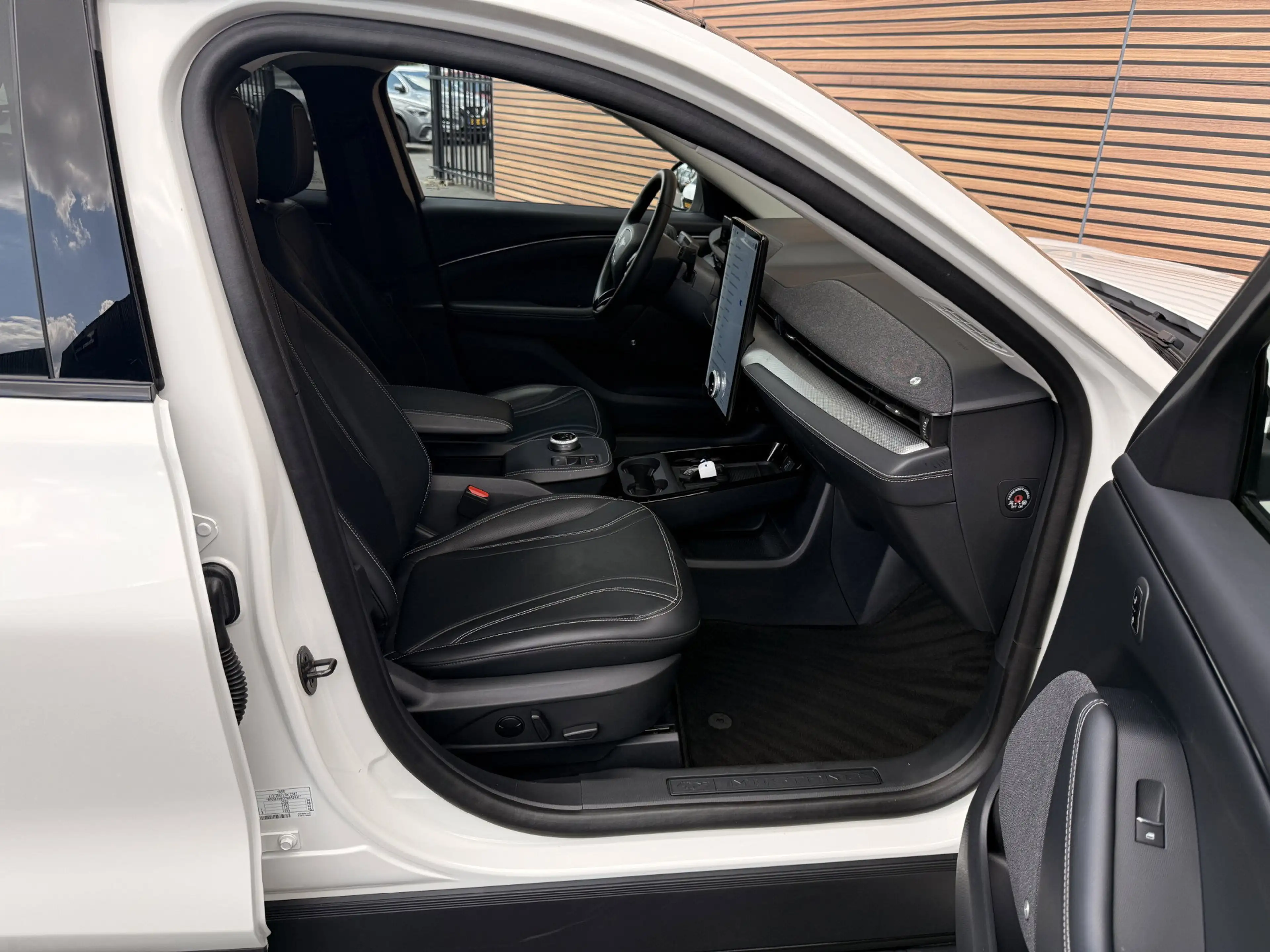 Ford Mustang Mach-E Standerd Range 76 kWh, Pano — photo 47