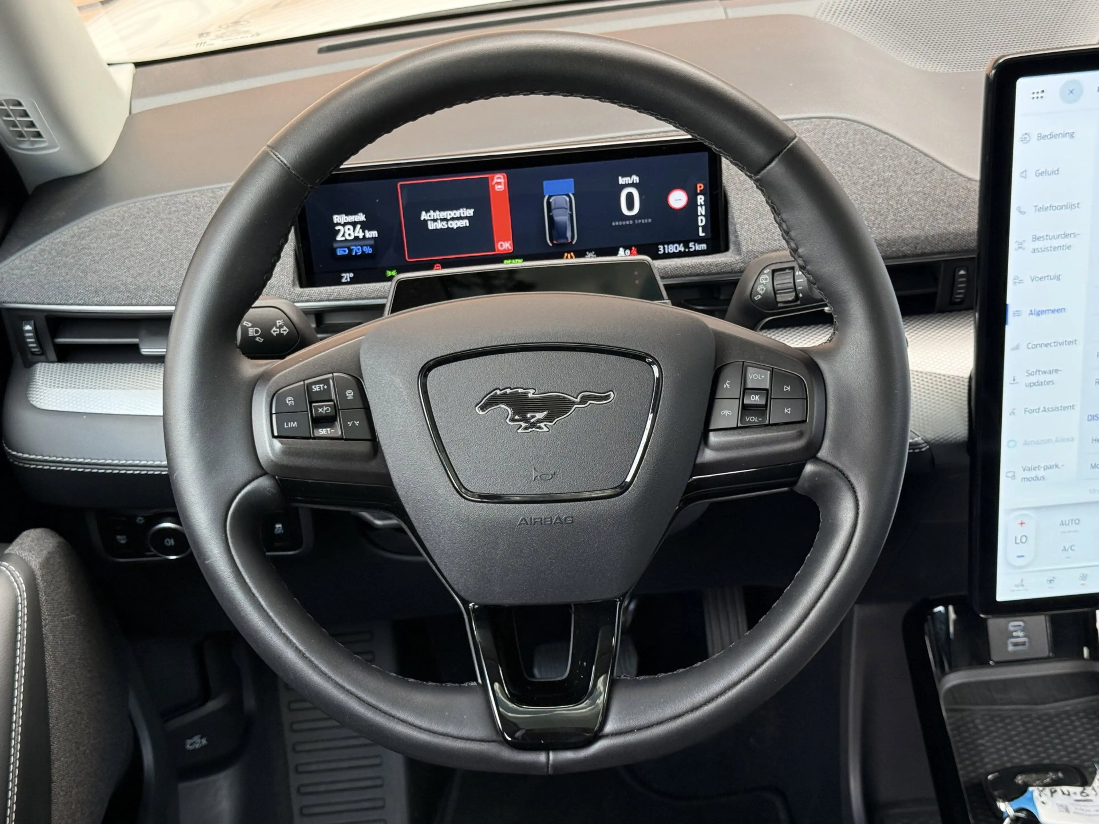 Ford Mustang Mach-E Standerd Range 76 kWh, Pano — photo 24