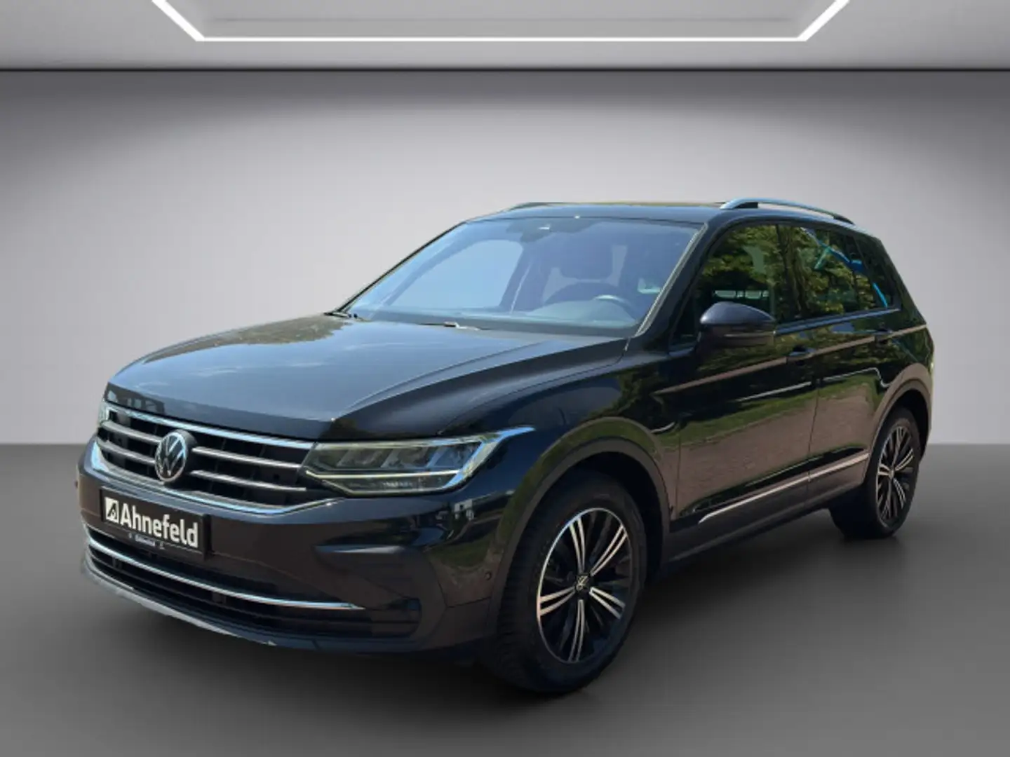 Volkswagen Tiguan 2.0 TDI United DSG Zwart - 2