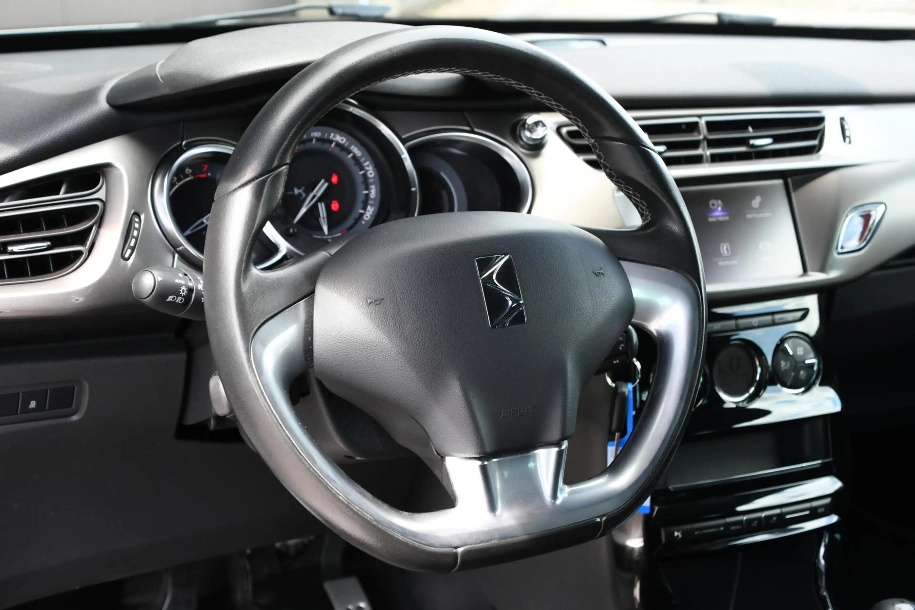 DS Automobiles DS 3 1.2 PureTech So Chic CAMERA | NAV | PDC — photo 14