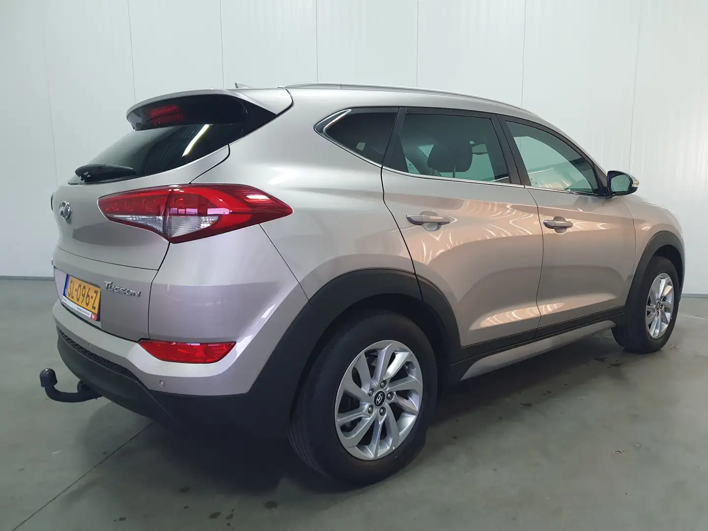 Hyundai TUCSON 1.6 GDi Comfort NAVI/CRUISE/AIRCO/LMV Grijs - 2