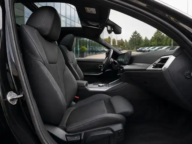 BMW 3 Series view 4