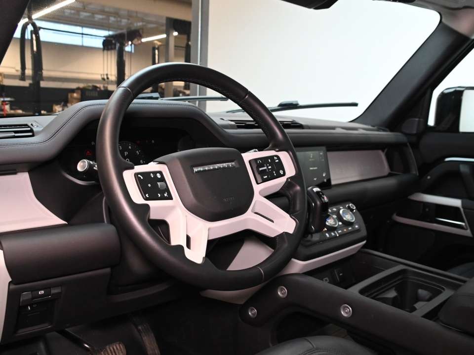 2024 Land Rover Defender P300/AIR SUPENSION/COLD CLIMATE PACK/BLACK PACK alt 3